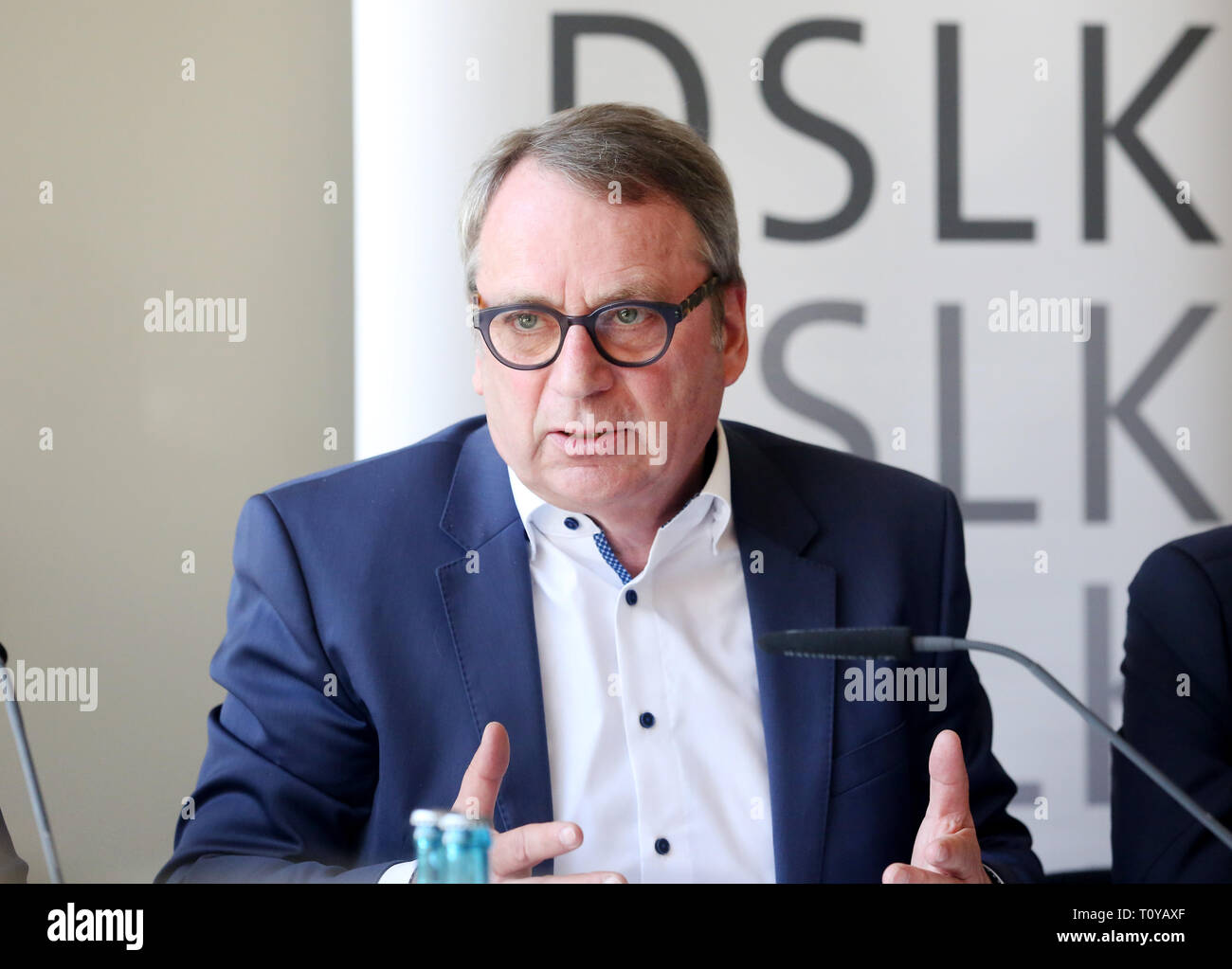 22 marzo 2019, della Renania settentrionale-Vestfalia, Düsseldorf: Udo Beckmann, presidente di VBE, risponde alle domande dei giornalisti durante la conferenza stampa. In occasione della conferenza stampa di scuola tedesca Principals Congresso un rappresentante Forsa sondaggio sulla soddisfazione nel lavoro di scuola tedesca i committenti, la salute e la penuria di insegnanti, commissionato dalla Lehrerverband Bildung und Erziehung (VBE), sarà presentato. Foto: Roland Weihrauch/dpa Foto Stock