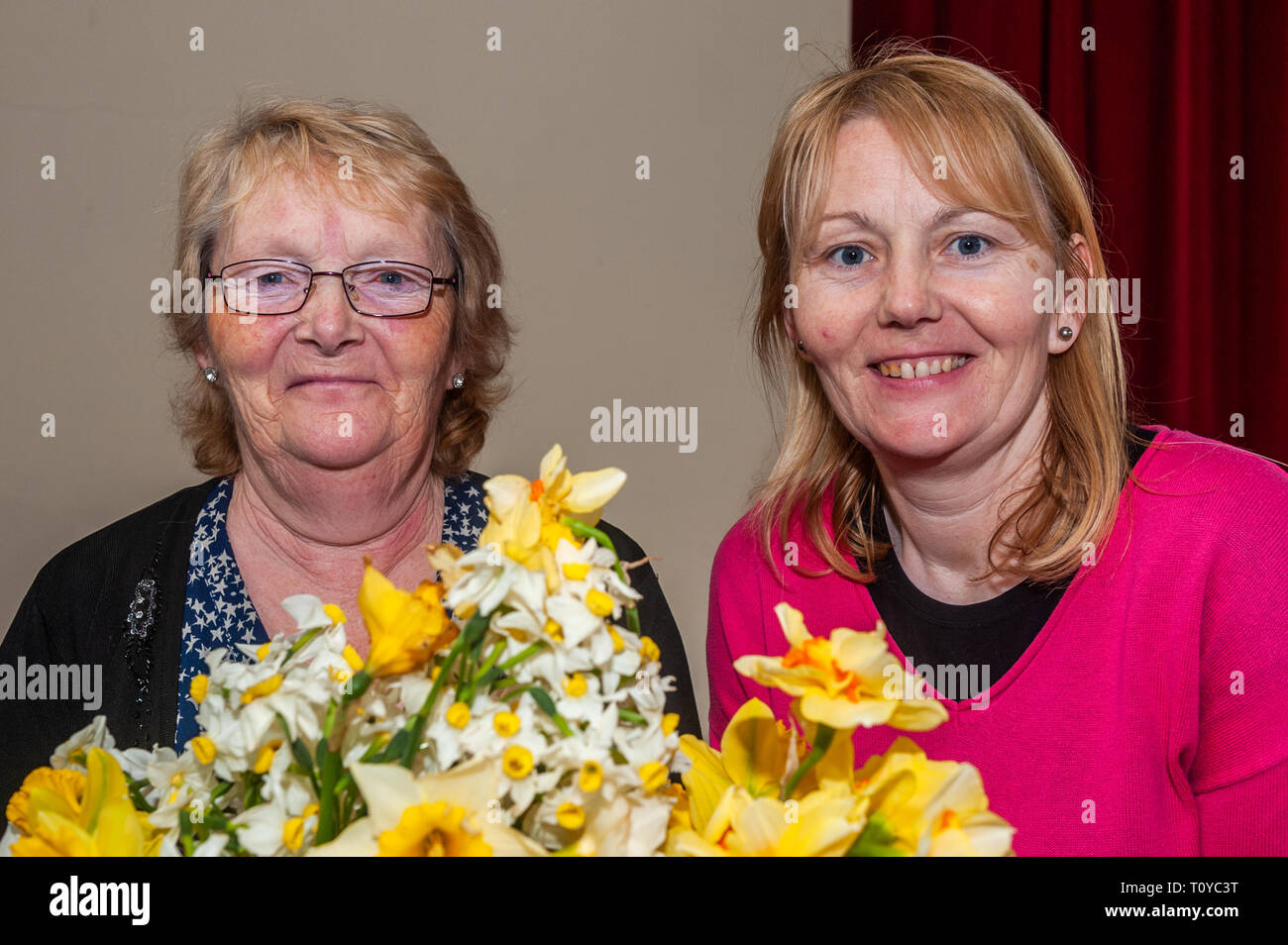 Ballydehob, West Cork, Irlanda. Xx marzo, 2019. Nonostante la pioggia, volontari erano fuori la raccolta annuale di cancro irlandese della società Daffodil giorno in varie posizioni intorno a West Cork questa mattina. Il fondo annuale sollevando il caffè la mattina ha avuto luogo nella Comunità Ballydehob Hall. Foto della manifestazione sono Maureen Hegarty, Ballydehob e Maria O'Driscoll da Baltimora. Credito: Andy Gibson/Alamy Live News. Foto Stock