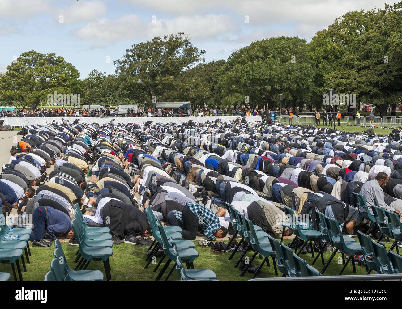 Christchurch, Canterbury, Nuova Zelanda. 22 Mar, 2019. Una stima di 5 mila musulmani e 15.000 altri membri della comunità di partecipare a una chiamata al servizio di preghiera in Hagley Park, attraversata la strada dal Al Noor moschea. In aggiunta alle preghiere e una breve chiacchierata da l'imam di Al Noor, due minuti di silenzio sono stati osservati a livello nazionale in memoria di quanti sono stati uccisi in un attacco terroristico Al Noor e Linwood moschee. Più tardi nel giorno, 26 delle vittime sono state programmate per essere sepolto presso il Memorial Park Cemetery. Più tardi nel giorno, 26 delle vittime sono state programmate per essere sepolto presso il Memorial Park Cemetery. (Credito Foto Stock