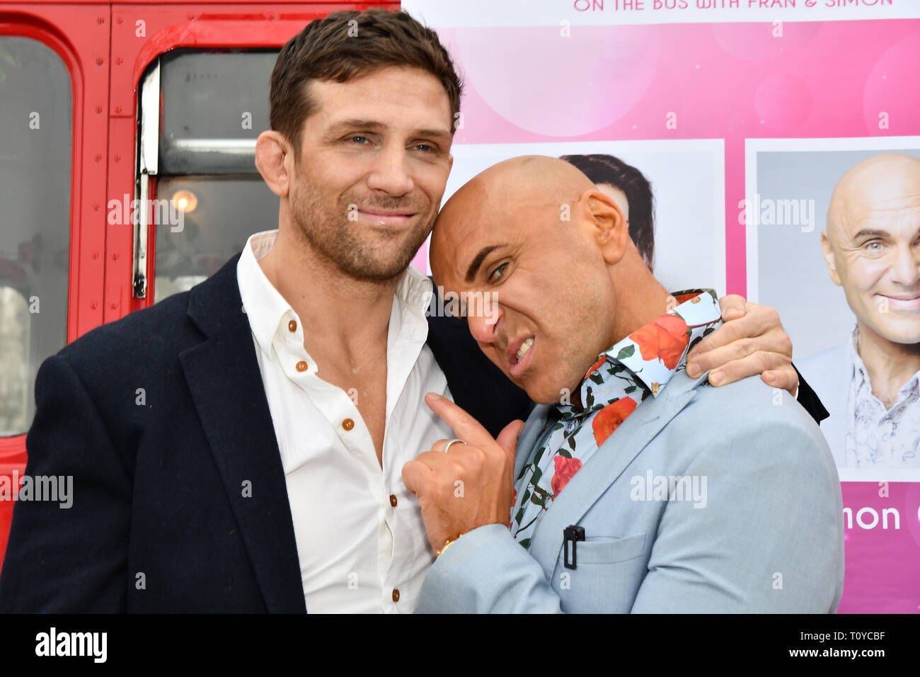 Londra, Regno Unito. 22 Mar, 2019. Alex Reid e Simon Gross frequentare Celeb Bri tè, a bordo del BB bus da forno il 22 marzo 2019, Londra, Regno Unito. Credito: Picture Capital/Alamy giacciono News Foto Stock