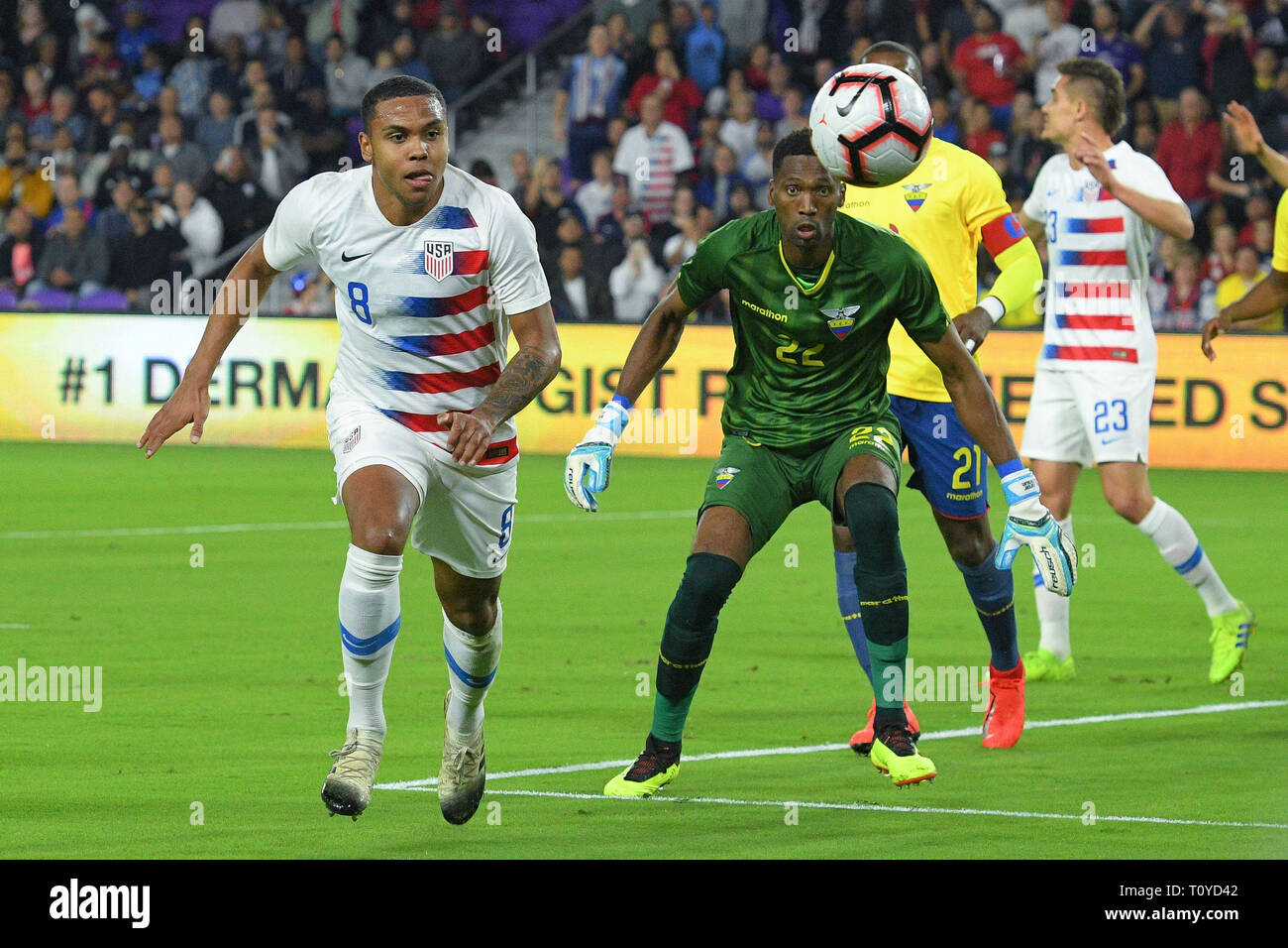 Orlando, Florida, Stati Uniti d'America. Xxi Mar, 2019. Noi centrocampista Weston McKennie (8) e l'Ecuador il portiere Alexander Dominguez (22) andare per una sfera durante un amichevole internazionale tra gli Stati Uniti e l'Ecuador a Orlando City Stadium il 21 marzo 2019 a Orlando, Florida. Gli Stati Uniti ha vinto il gioco 1-0. © 2019 Scott A. Miller. Credito: Scott A. Miller/ZUMA filo/Alamy Live News Foto Stock