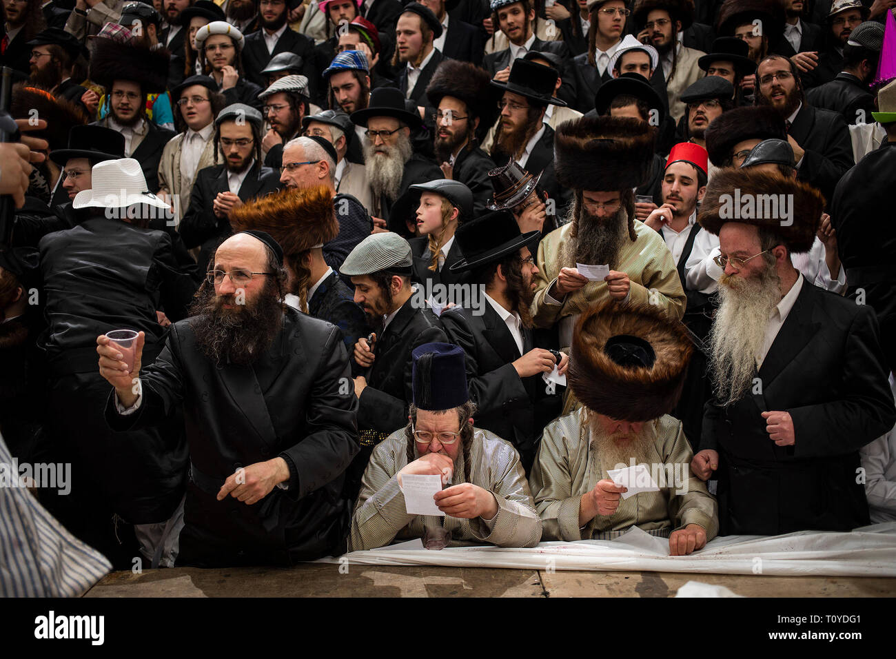 Gerusalemme, Israele. 22 Mar, 2019. Ultra-Orthodox ebrei celebrare la festa di Purim nel strettamente religiosa Mea Shearim quartiere di Gerusalemme, Israele. La carnevalesca Purim holiday è celebrata con sfilate in costume e parti per commemorare la liberazione del popolo ebraico dalla un complotto per sterminarli nell'antico impero persiano 2.500 anni fa, come descritto nel libro di Ester. Credito: Ilia Yefimovich/dpa/Alamy Live News Foto Stock