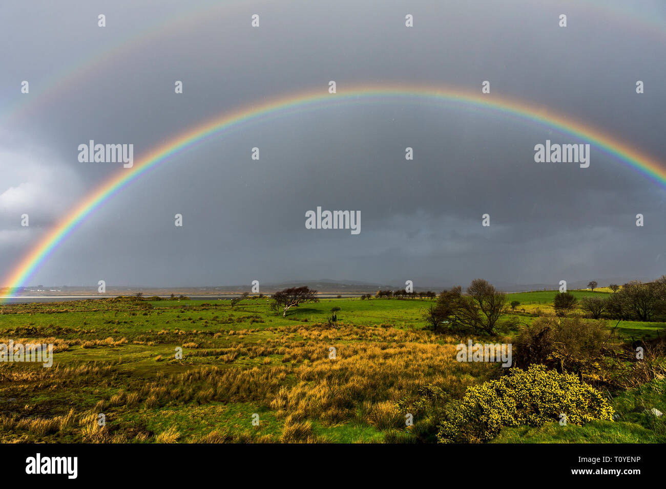 Ardara, County Donegal, Irlanda. Il 22 marzo 2019. Un arcobaleno appare in una giornata di sole e di docce sulla costa nord-occidentale. Credito: Richard Wayman/Alamy Live News Foto Stock