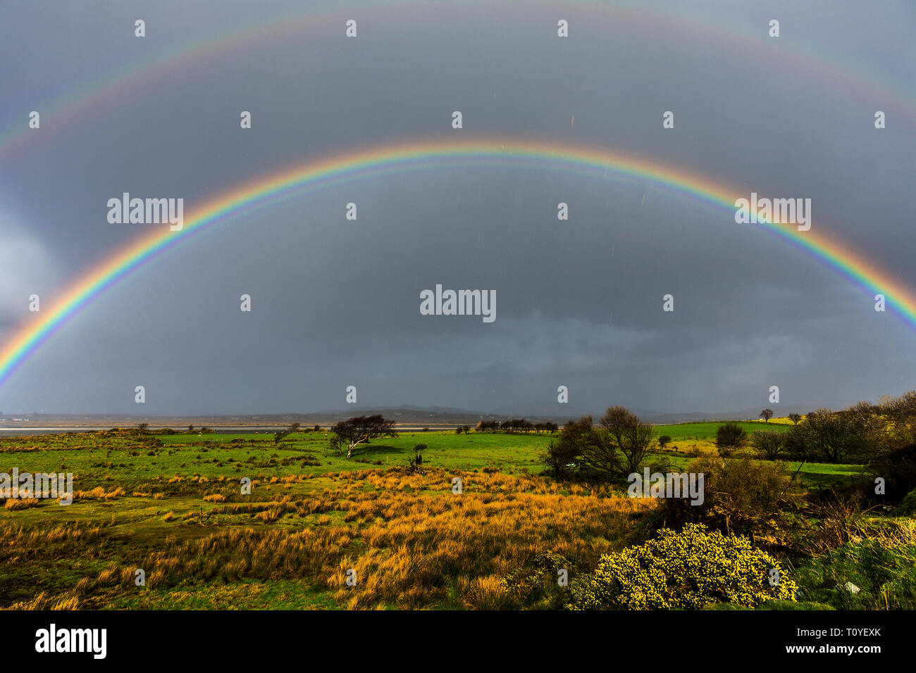 Ardara, County Donegal, Irlanda. Il 22 marzo 2019. Un arcobaleno appare in una giornata di sole e di docce sulla costa nord-occidentale. Credito: Richard Wayman/Alamy Live News Foto Stock