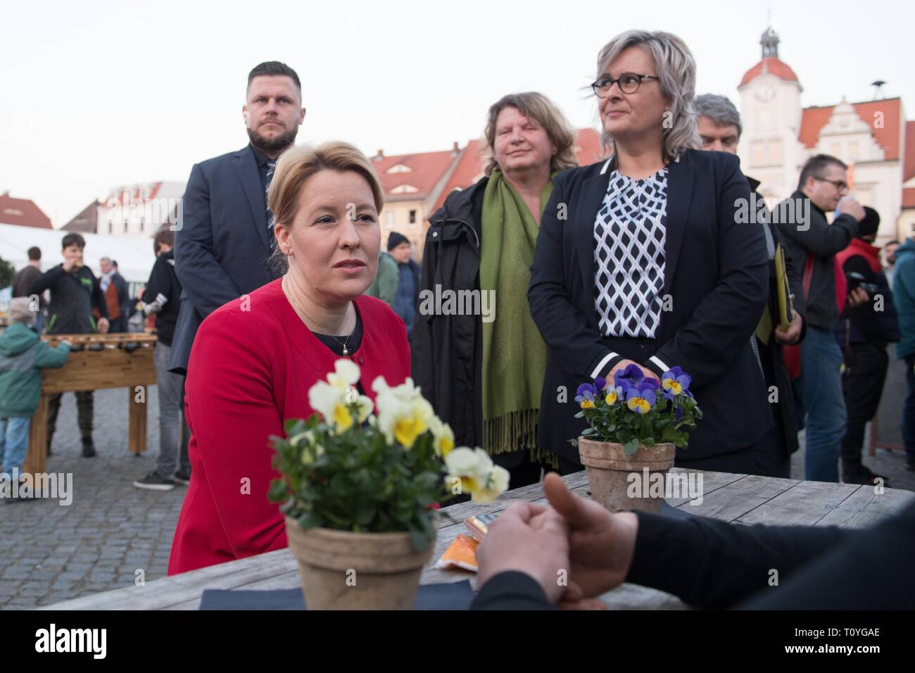 Ostritz, Germania. 22 Mar, 2019. Famiglia federale Ministro Franziska Giffey (SPD, l) parla ai visitatori al terzo Ostritzer Festival di pace sulla piazza del mercato accompagnata da Marion Prange (non-partito, r), Sindaco di Ostritz. Con questa ulteriore pace festival, Ostritz vuole rispondere ad un nuovo incontro del neo-nazisti a est della città sassone. Credito: Sebastian Kahnert/dpa-Zentralbild/dpa/Alamy Live News Foto Stock