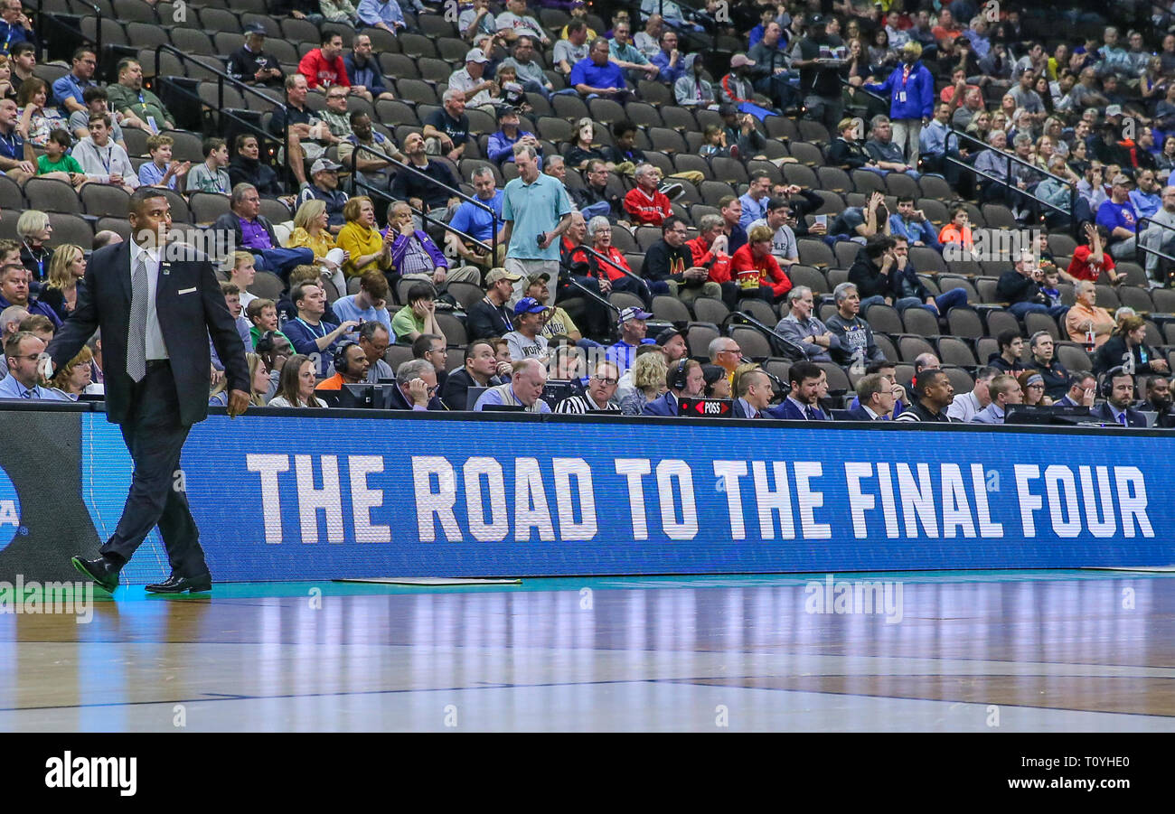 La LSU interim head coach Tony Benford durante la prima metà di un college NCAA tournament gioco di basket a Jacksonville, Florida, giovedì 21 marzo, 2019. (Gary Lloyd McCullough/Cal Sport Media/Cal Sport Media) Foto Stock