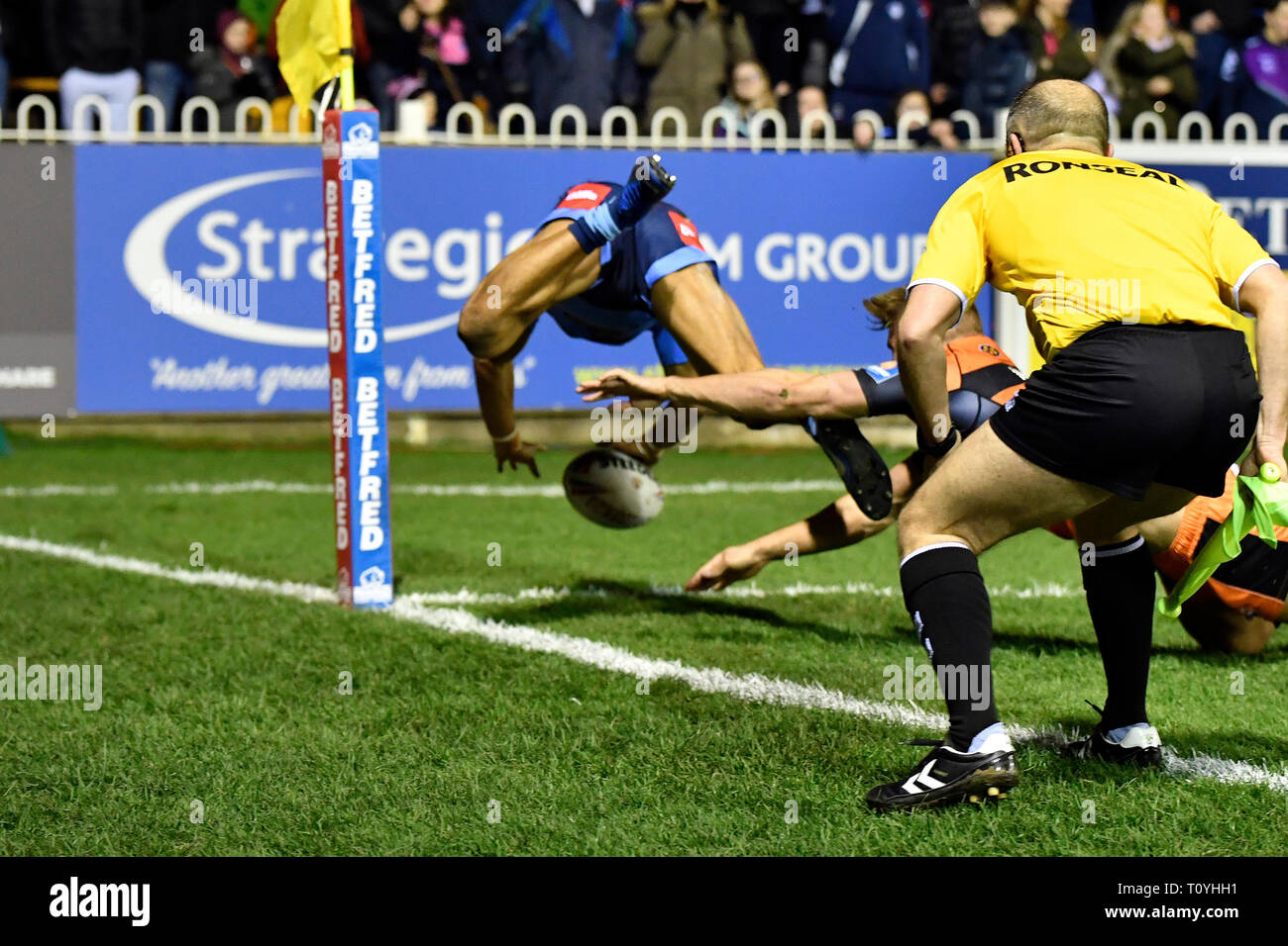 Wheldon Road, Castleford, Regno Unito. 22 Mar, 2019. Betfred Super League Rugby, Castleford Tigers versus St Helens; Regan grazia volare attraverso l'aria al cliente una prova per St Helens rendendo il punteggio 0 - 12 Credito: Azione Sport Plus/Alamy Live News Foto Stock