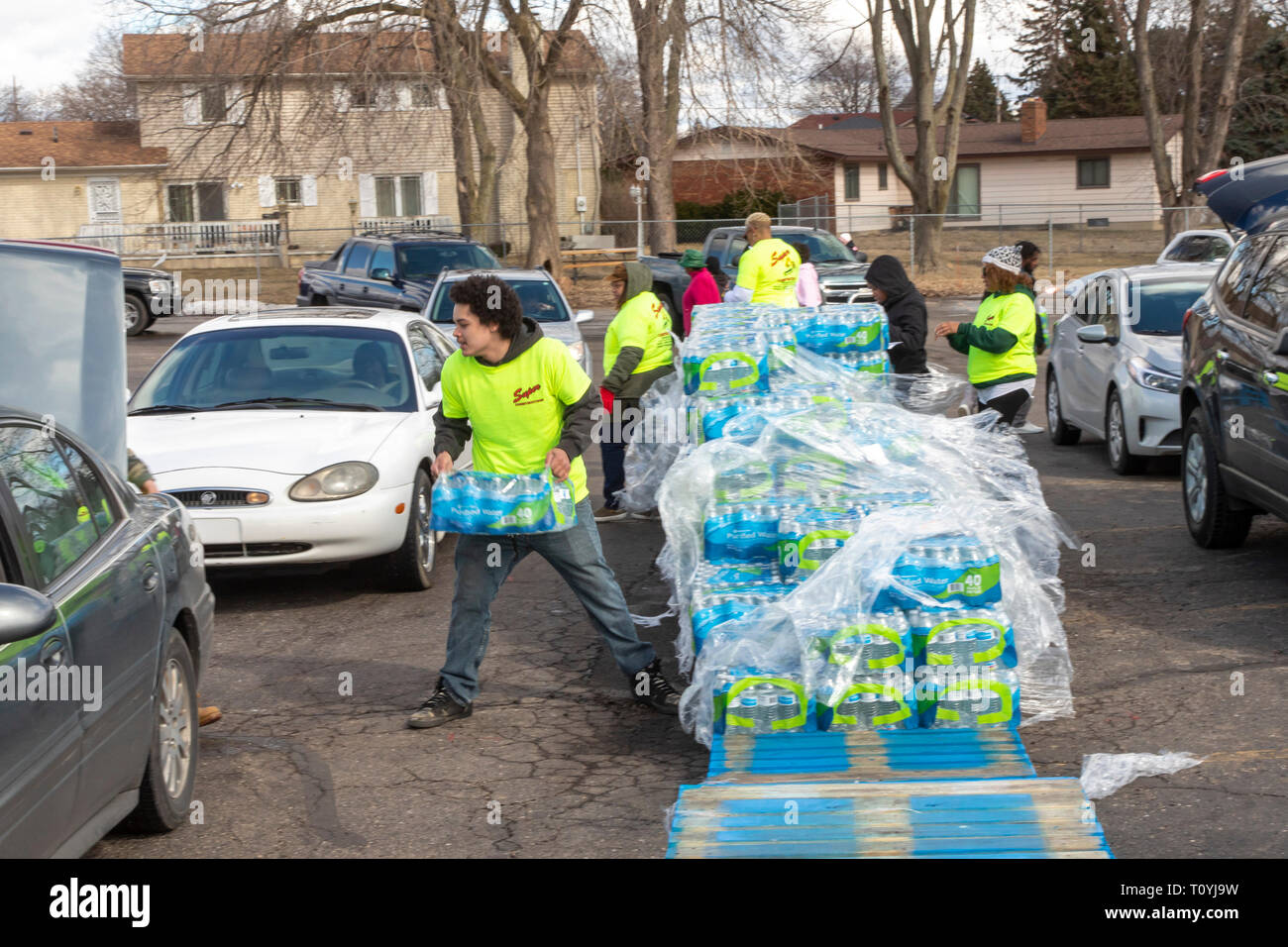 Selce, Michigan, Stati Uniti d'America. 22 Mar, 2019. Volontari hanno distribuito 12 autocarri carichi di acqua sulla Giornata mondiale dell'acqua. La selce di approvvigionamento di acqua è stato contaminato con piombo quasi cinque anni fa. Credito: Jim West/Alamy Live News Foto Stock