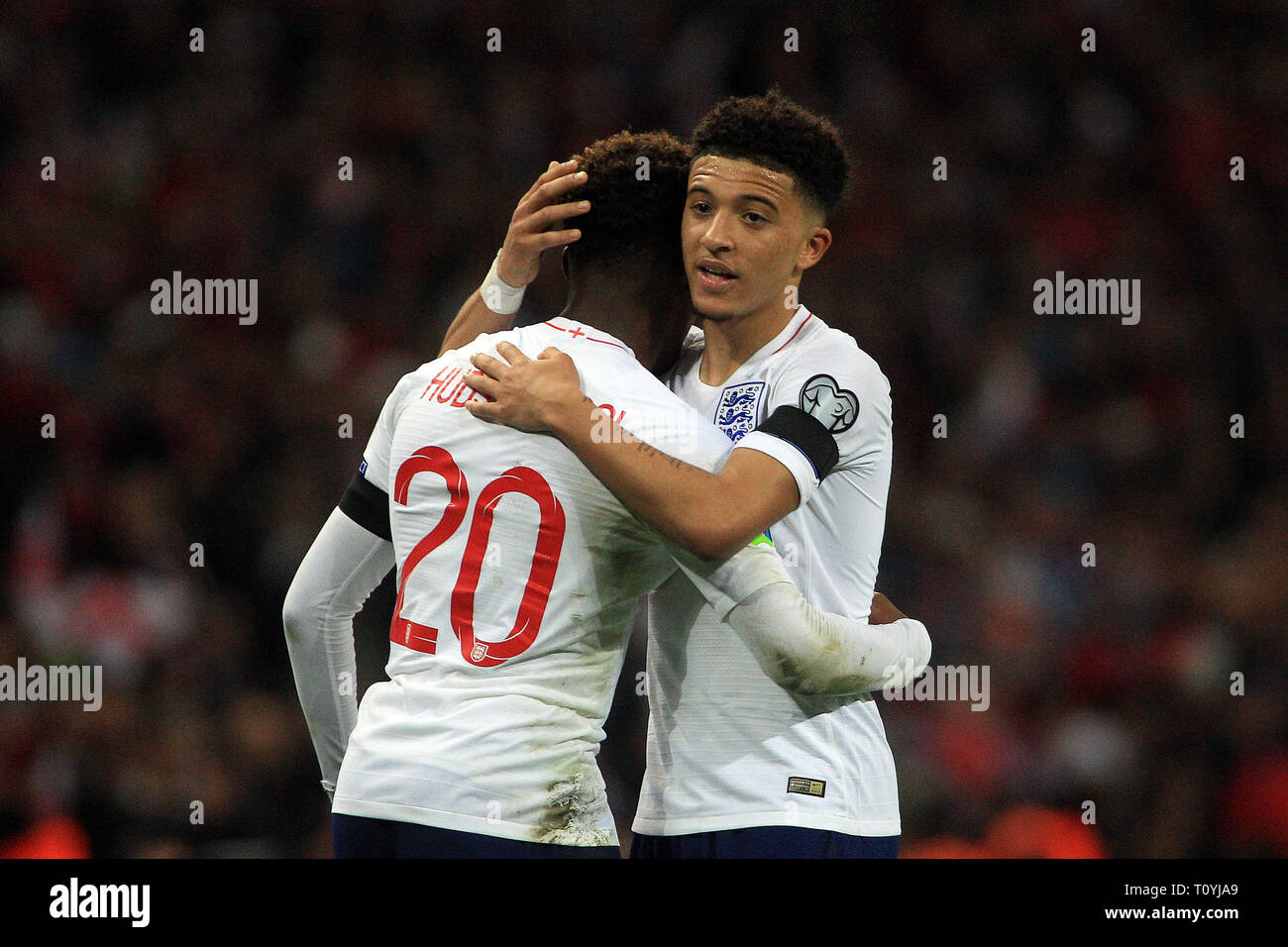 Londra, Regno Unito. 22 Mar, 2019. Callum Hudson-Odoi (L) e Jadon Sancho dell'Inghilterra (R) abbracciare dopo il gioco. UEFA Euro 2020 il qualificatore, gruppo un match, Inghilterra v Repubblica ceca allo stadio di Wembley a Londra il venerdì 22 marzo 2019. Si prega di notare che le immagini sono per solo uso editoriale. Solo uso editoriale. pic da Steffan Bowen/Andrew Orchard fotografia sportiva/Alamy Live news Credito: Andrew Orchard fotografia sportiva/Alamy Live News Foto Stock