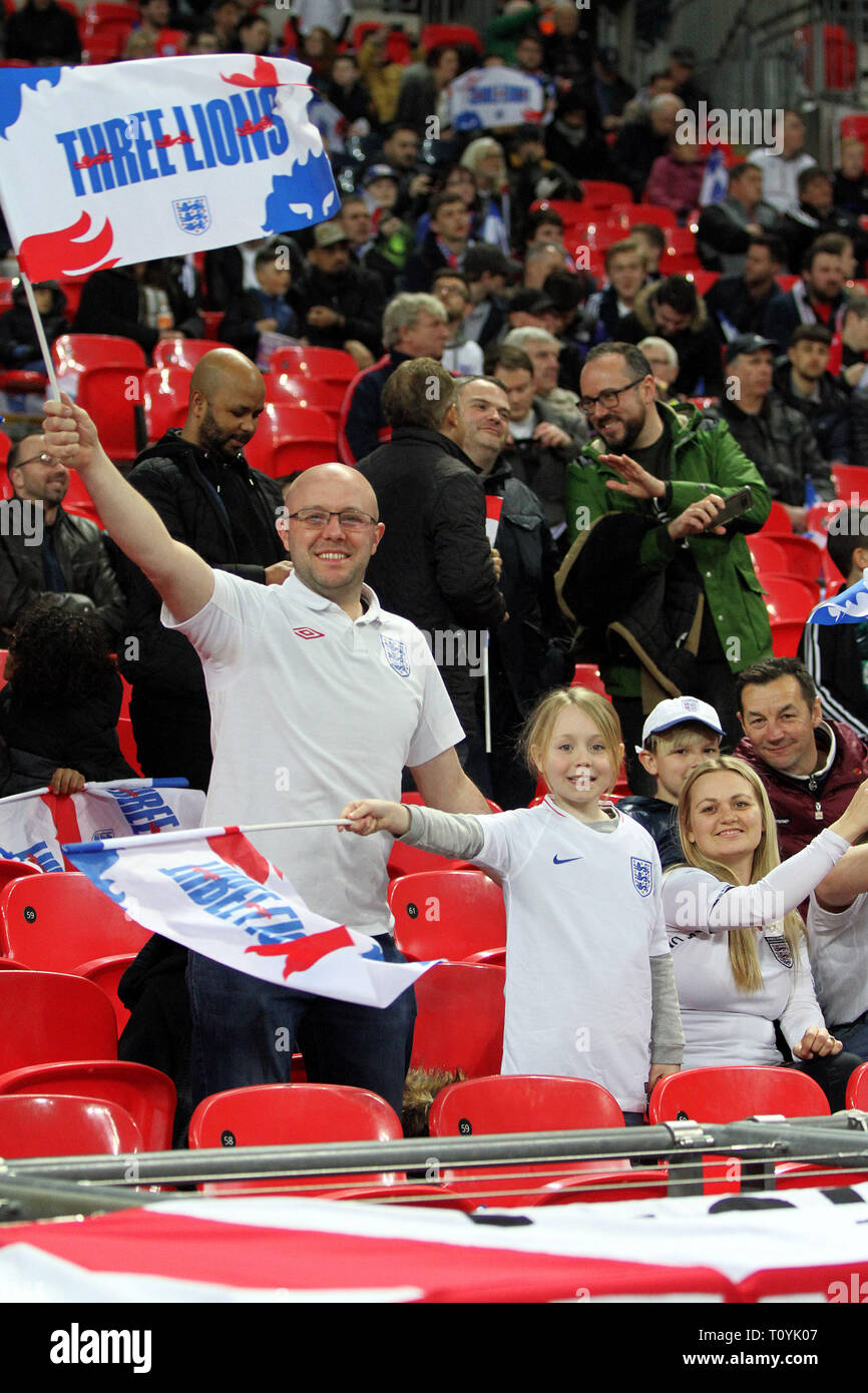 Londra, Regno Unito. 22 Mar, 2019. Tifosi inglesi durante UEFA EURO 2020 qualifica del gruppo un match tra Inghilterra e Repubblica ceca a Wembley Stadium il prossimo 22 marzo 2019 a Londra, Inghilterra. (Foto di Mick Kearns/phcimages.com) Credit: Immagini di PHC/Alamy Live News Foto Stock