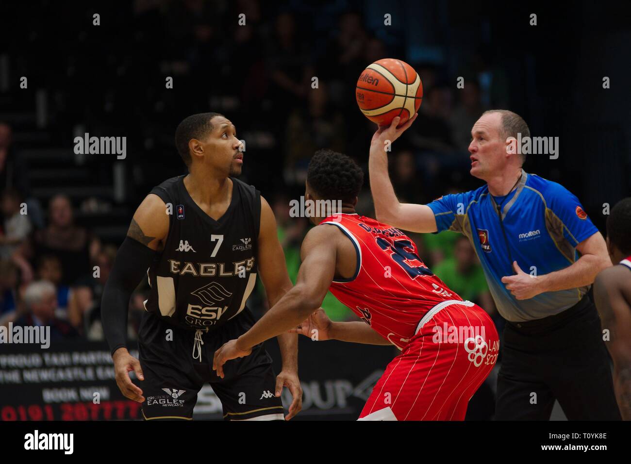 Newcastle upon Tyne, Regno Unito. 22 Mar, 2019. Victor Mosè di Esh Gruppo Eagles Newcastle e Marcus Delpeche di Bristol volantini pronti per tip off all'inizio del loro British Basketball League a Eagles Community Centre di Newcastle upon Tyne. Credito: Colin Edwards/Alamy Live News Foto Stock