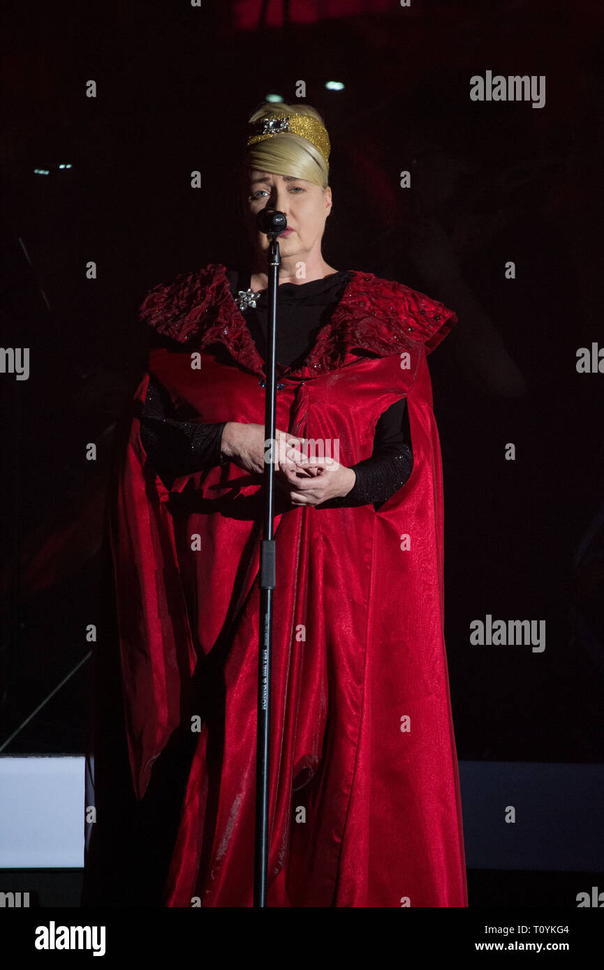 Glasgow, Regno Unito. Il 22 marzo 2019. Nella foto: Lisa Gerrard canto sul palco. Sotto la direzione di Gavin Greenaway, Hans Zimmer della colonna sonora di conduttore e una grande orchestra sinfonica consegnerà un intenso e indimenticabile esperienza di concerti nelle arene di tutto il paese. In contrasto con la rinomata "Hans Zimmer Live tour", dove il suono si concentra su Zimmer la band e i suoni elettronici della musica, "Il mondo di Hans Zimmer - UNA CELEBRAZIONE sinfonico" sarà presente il compositore di opere disposte per un vivere Symphony orchestra per la prima volta. Credito: Colin Fisher/Alamy Live News Foto Stock