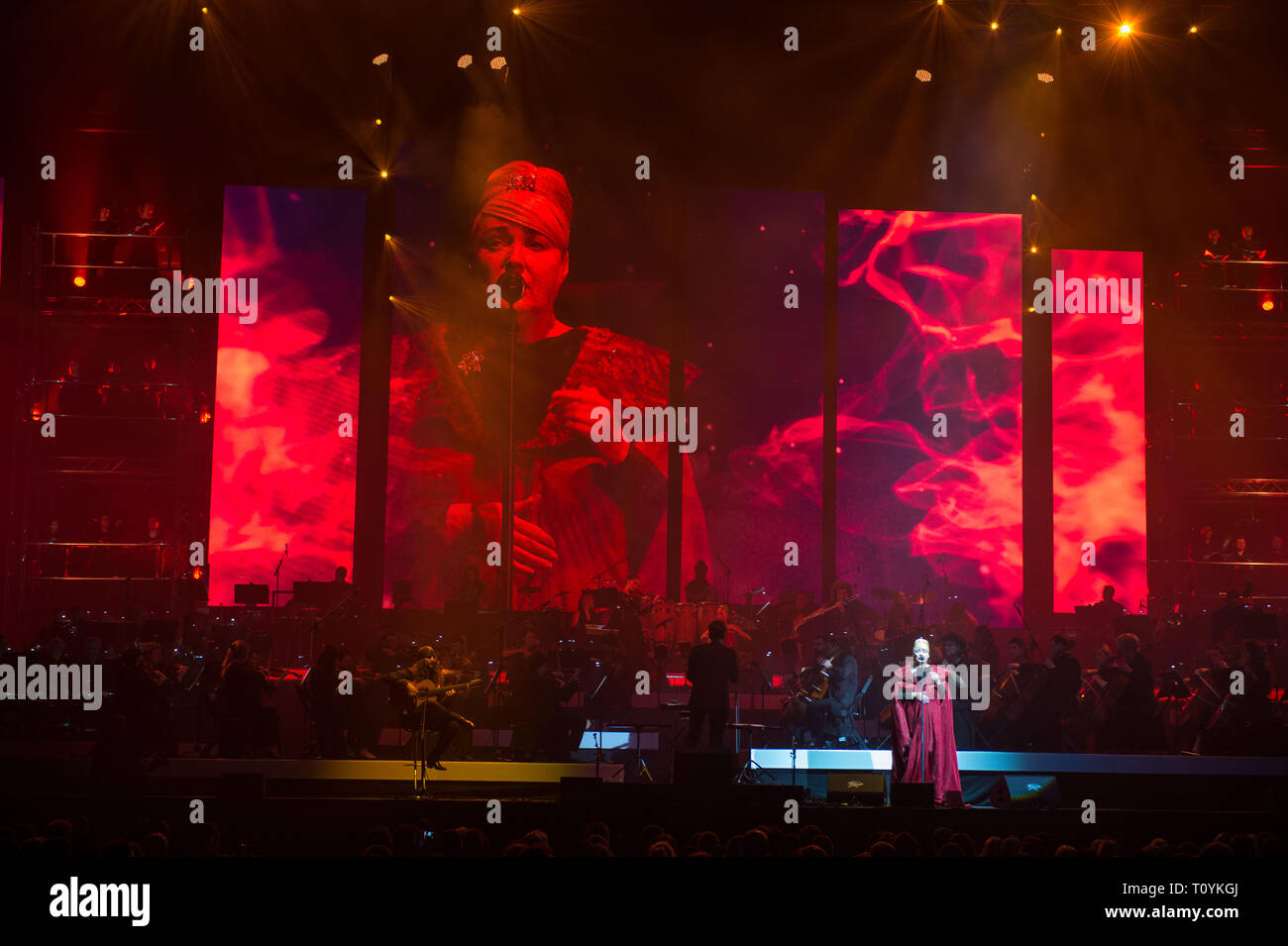 Glasgow, Regno Unito. Il 22 marzo 2019. Nella foto: Lisa Gerrard canto sul palco. Sotto la direzione di Gavin Greenaway, Hans Zimmer della colonna sonora di conduttore e una grande orchestra sinfonica consegnerà un intenso e indimenticabile esperienza di concerti nelle arene di tutto il paese. In contrasto con la rinomata "Hans Zimmer Live tour", dove il suono si concentra su Zimmer la band e i suoni elettronici della musica, "Il mondo di Hans Zimmer - UNA CELEBRAZIONE sinfonico" sarà presente il compositore di opere disposte per un vivere Symphony orchestra per la prima volta. Credito: Colin Fisher/Alamy Live News Foto Stock