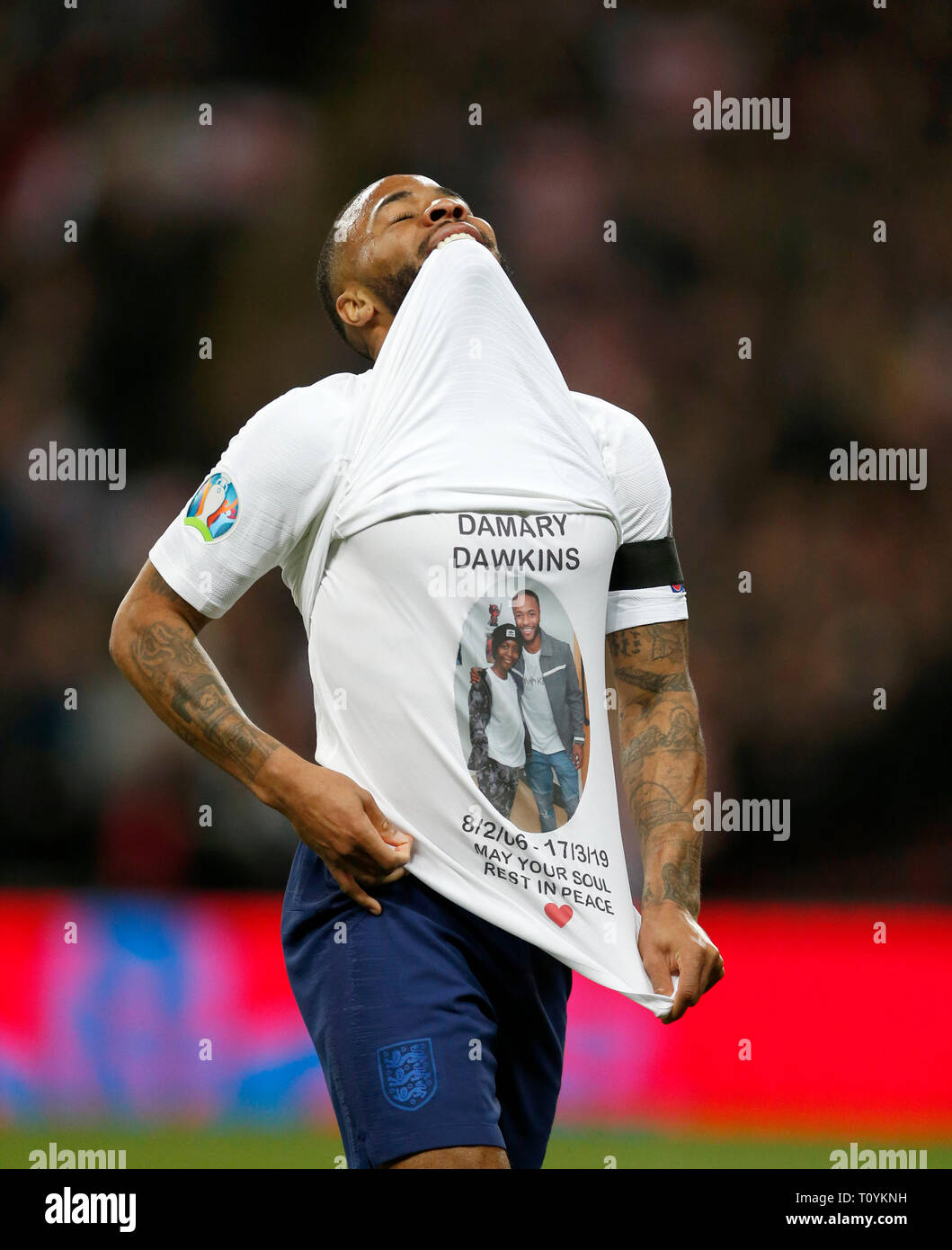 Londra, Regno Unito. 22 Mar, 2019. L'Inghilterra del Raheem Sterling celebra il punteggio durante l'Euro 2020 qualifica del gruppo un match tra Inghilterra e Repubblica ceca allo stadio di Wembley a Londra, Gran Bretagna il 22 marzo 2019. In Inghilterra ha vinto 5-0. Per solo uso editoriale. Non per la vendita a fini di commercializzazione o di campagne pubblicitarie. Nessun uso non autorizzato di audio, video, dati, calendari, club/campionato loghi o 'live' SERVIZI. ONLINE in corrispondenza uso limitato a 45 immagini, nessun video emulazione. Nessun uso in scommesse, giochi o un singolo giocatore/club/league pubblicazioni. Credito: Matteo Impey/Xinhua/Alamy Live News Foto Stock