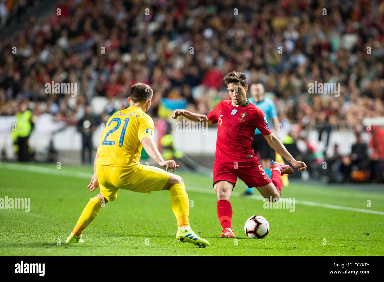 Raphael Guerreiro del Portogallo in azione durante le qualificazioni - Gruppo B di Euro 2020 partita di calcio tra il Portogallo vs Ucraina. (Punteggio finale: Portogallo 0 - 0 Ucraina) Foto Stock