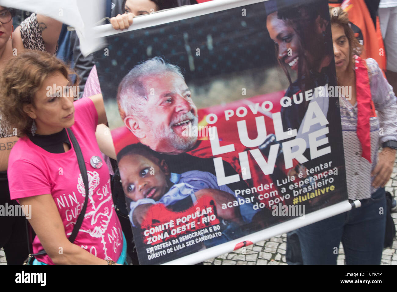 Rio de Janeiro, Brasile. 22 mar 2019. Protesta contro la riforma delle pensioni. Una popolazione con diversi sindacati protestano in Candelária, nel centro della città, il venerdì, (22), contro la riforma del regime pensionistico imposto dal governo Bolsonaro. Credito: Ellan Lustosa/Alamy Live News Foto Stock