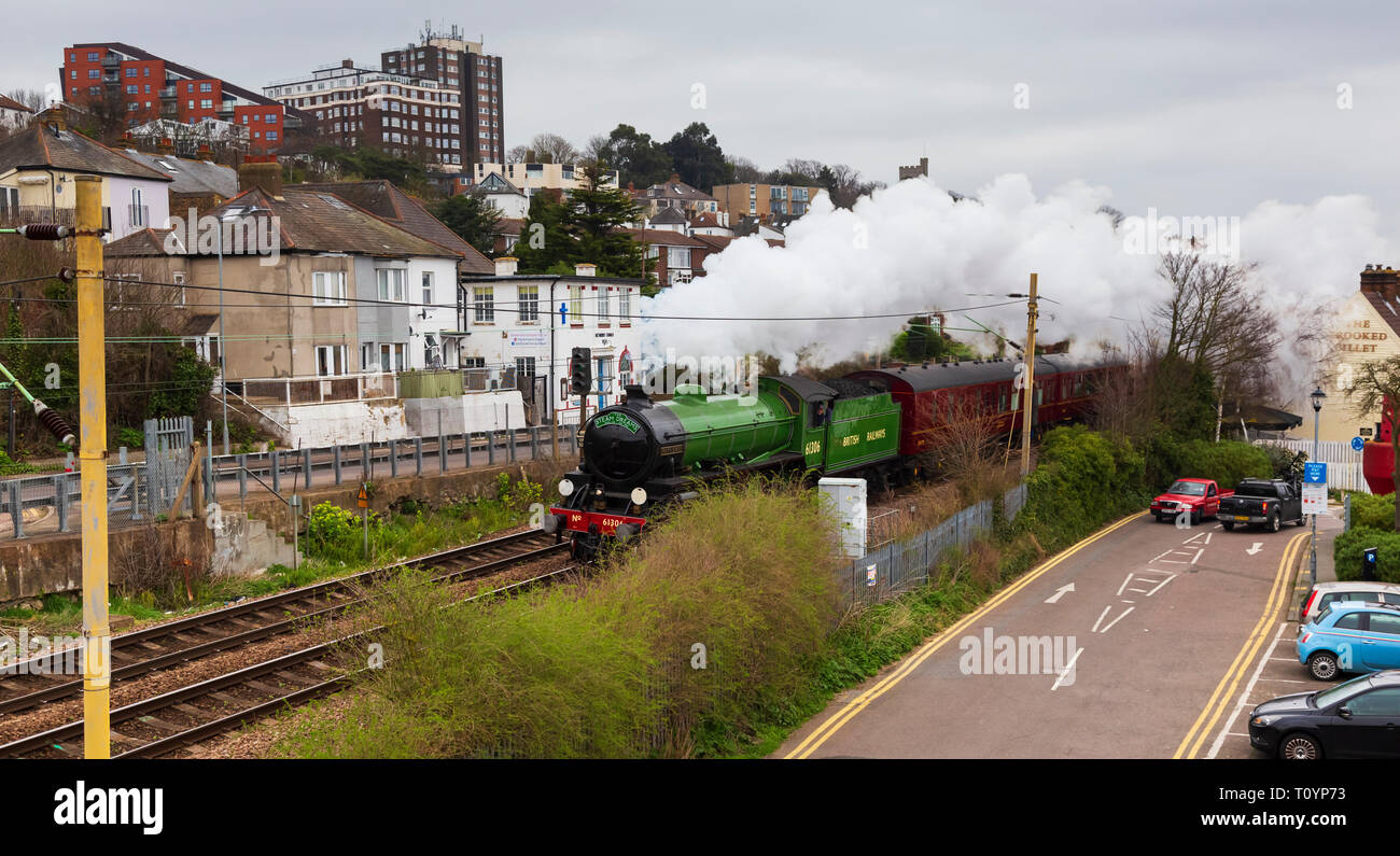 Vecchio Leigh, Essex, Regno Unito. 23 mar 2019. Riservati locomotiva a vapore 61306 'Mayflower' hurtles attraverso la vecchia Leigh in Essex questa mattina in rotta per la ferrovia Bluebell in East Sussex. da Southend-on-Sea. 'Mayflower' è uno di soltanto 2 LNER Classe B1 locomotori conservato e restituito solo a mainline acceso lo scorso anno. Credito: Timothy Smith/Alamy Live News Foto Stock