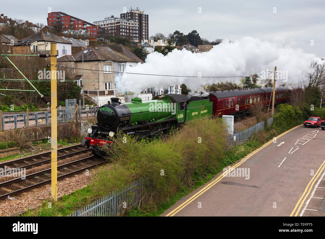 Vecchio Leigh, Essex, Regno Unito. 23 mar 2019. Riservati locomotiva a vapore 61306 'Mayflower' hurtles attraverso la vecchia Leigh in Essex questa mattina in rotta per la ferrovia Bluebell in East Sussex. da Southend-on-Sea. 'Mayflower' è uno di soltanto 2 LNER Classe B1 locomotori conservato e restituito solo a mainline acceso lo scorso anno. Credito: Timothy Smith/Alamy Live News Foto Stock
