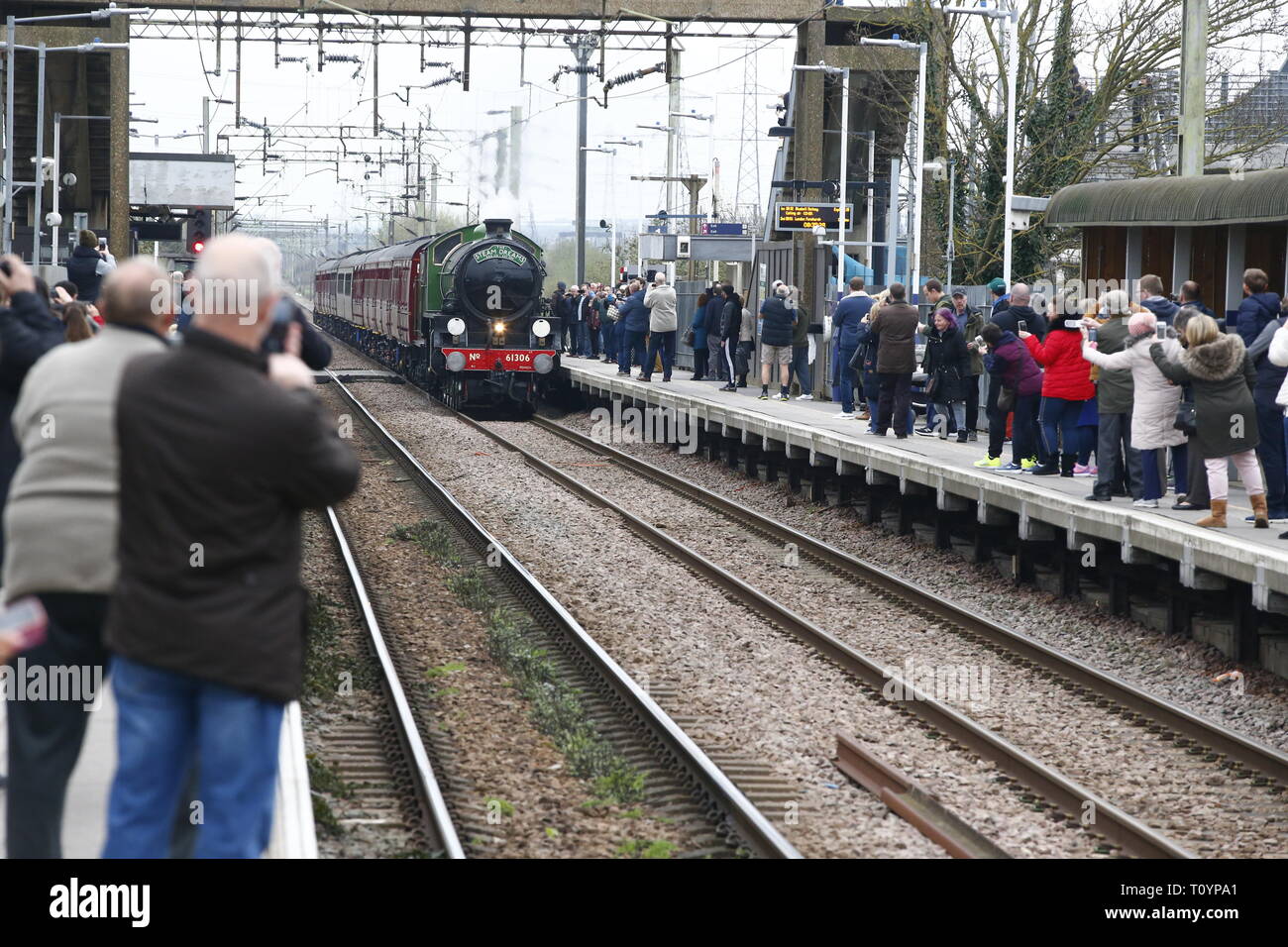 Rainham, Regno Unito. 23 marzo, 2019. Mayflower attraversando il paese di Essex lato e fermandosi a Rainham Essex stazione. Il Mayflower 61306 è uno dei due sopravvissuti di B1 locomotive classe fu costruito per il London & North Eastern Railway, 61306 Mayflower è uno dei due sopravvissuti di B1 classe locomotive. Il B1's erano concepiti come il traffico misto di locomotori in grado di tirare express treni passeggeri nonché il traffico merci. Come potente, andare ovunque i motori, il B1's ha lavorato in tutta la maggior parte del Regno Unito della rete ferroviaria da East Anglia in Scozia. Credit: Azione Foto Sport/Alamy Live News Foto Stock