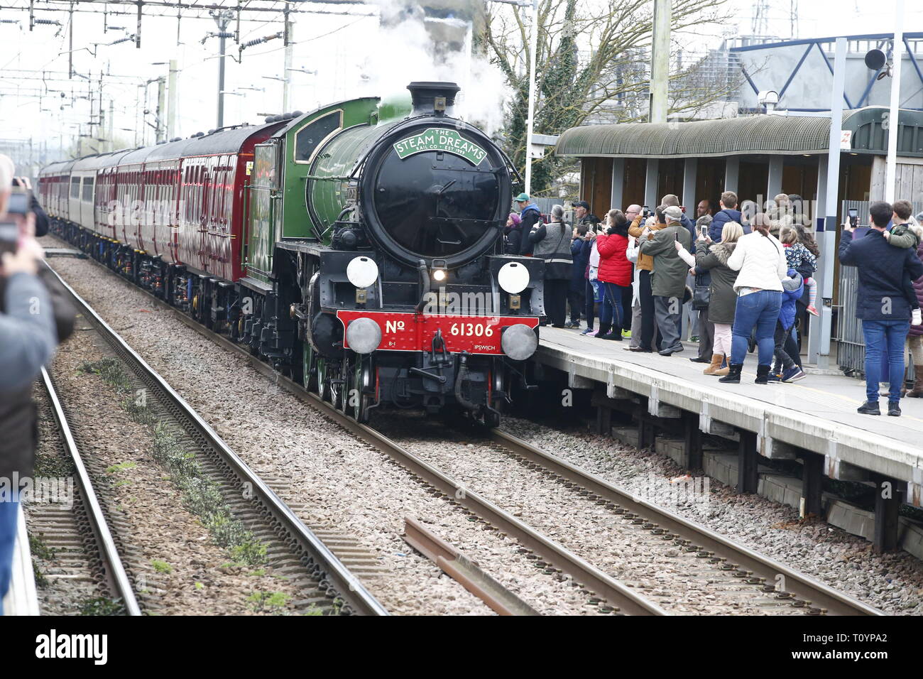 Rainham, Regno Unito. 23 marzo, 2019. Mayflower attraversando il paese di Essex lato e fermandosi a Rainham Essex stazione. Il Mayflower 61306 è uno dei due sopravvissuti di B1 locomotive classe fu costruito per il London & North Eastern Railway, 61306 Mayflower è uno dei due sopravvissuti di B1 classe locomotive. Il B1's erano concepiti come il traffico misto di locomotori in grado di tirare express treni passeggeri nonché il traffico merci. Come potente, andare ovunque i motori, il B1's ha lavorato in tutta la maggior parte del Regno Unito della rete ferroviaria da East Anglia in Scozia. Credit: Azione Foto Sport/Alamy Live News Foto Stock