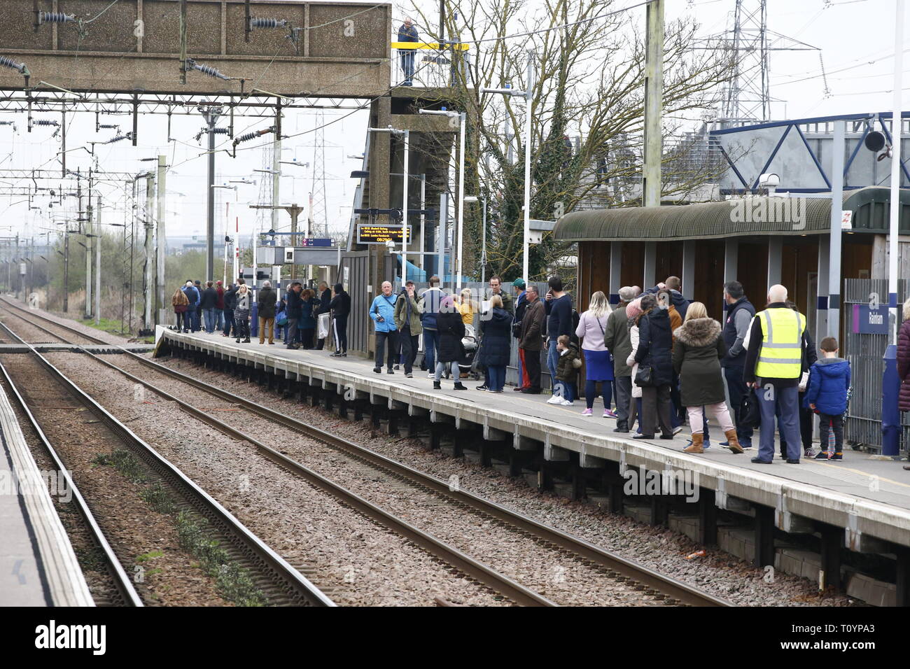 Rainham, Regno Unito. 23 marzo, 2019. Mayflower attraversando il paese di Essex lato e fermandosi a Rainham Essex stazione. Il Mayflower 61306 è uno dei due sopravvissuti di B1 locomotive classe fu costruito per il London & North Eastern Railway, 61306 Mayflower è uno dei due sopravvissuti di B1 classe locomotive. Il B1's erano concepiti come il traffico misto di locomotori in grado di tirare express treni passeggeri nonché il traffico merci. Come potente, andare ovunque i motori, il B1's ha lavorato in tutta la maggior parte del Regno Unito della rete ferroviaria da East Anglia in Scozia. Credit: Azione Foto Sport/Alamy Live News Foto Stock