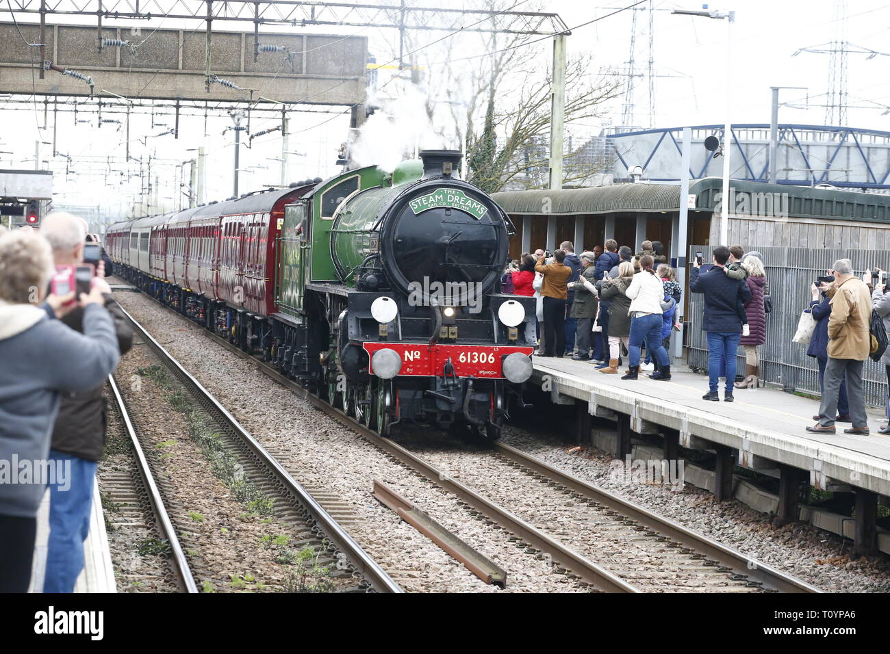 Rainham, Regno Unito. 23 marzo, 2019. Mayflower attraversando il paese di Essex lato e fermandosi a Rainham Essex stazione. Il Mayflower 61306 è uno dei due sopravvissuti di B1 locomotive classe fu costruito per il London & North Eastern Railway, 61306 Mayflower è uno dei due sopravvissuti di B1 classe locomotive. Il B1's erano concepiti come il traffico misto di locomotori in grado di tirare express treni passeggeri nonché il traffico merci. Come potente, andare ovunque i motori, il B1's ha lavorato in tutta la maggior parte del Regno Unito della rete ferroviaria da East Anglia in Scozia. Credit: Azione Foto Sport/Alamy Live News Foto Stock