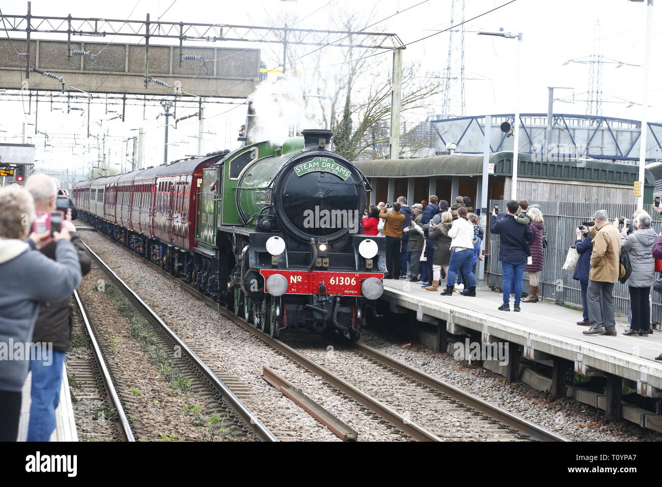 Rainham, Regno Unito. 23 marzo, 2019. Mayflower attraversando il paese di Essex lato e fermandosi a Rainham Essex stazione. Il Mayflower 61306 è uno dei due sopravvissuti di B1 locomotive classe fu costruito per il London & North Eastern Railway, 61306 Mayflower è uno dei due sopravvissuti di B1 classe locomotive. Il B1's erano concepiti come il traffico misto di locomotori in grado di tirare express treni passeggeri nonché il traffico merci. Come potente, andare ovunque i motori, il B1's ha lavorato in tutta la maggior parte del Regno Unito della rete ferroviaria da East Anglia in Scozia. Credit: Azione Foto Sport/Alamy Live News Foto Stock