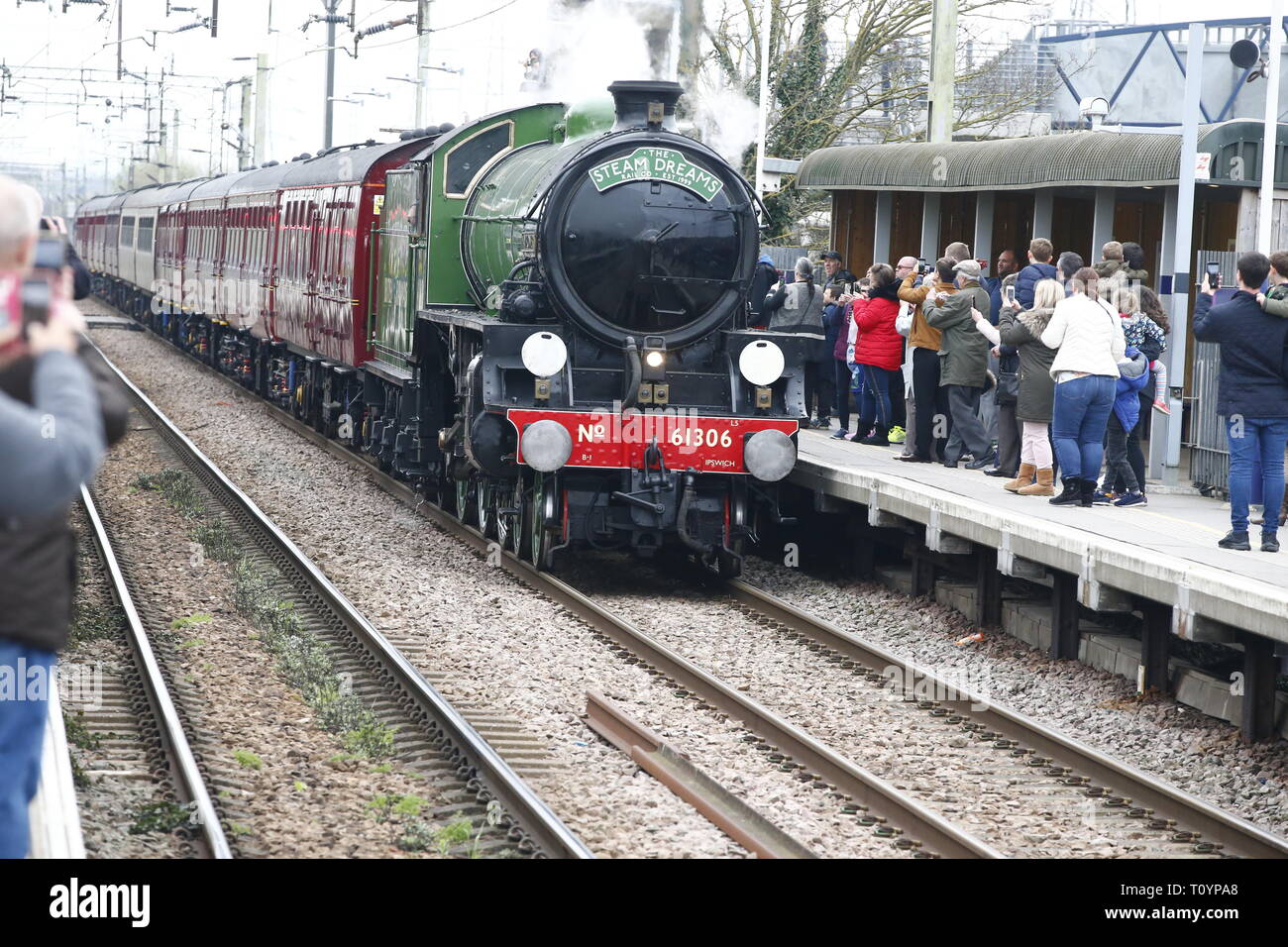 Rainham, Regno Unito. 23 marzo, 2019. Mayflower attraversando il paese di Essex lato e fermandosi a Rainham Essex stazione. Il Mayflower 61306 è uno dei due sopravvissuti di B1 locomotive classe fu costruito per il London & North Eastern Railway, 61306 Mayflower è uno dei due sopravvissuti di B1 classe locomotive. Il B1's erano concepiti come il traffico misto di locomotori in grado di tirare express treni passeggeri nonché il traffico merci. Come potente, andare ovunque i motori, il B1's ha lavorato in tutta la maggior parte del Regno Unito della rete ferroviaria da East Anglia in Scozia. Credit: Azione Foto Sport/Alamy Live News Foto Stock