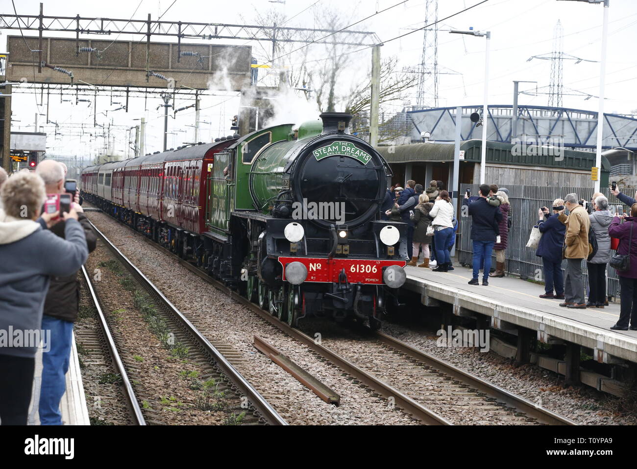 Rainham, Regno Unito. 23 marzo, 2019. Mayflower attraversando il paese di Essex lato e fermandosi a Rainham Essex stazione. Il Mayflower 61306 è uno dei due sopravvissuti di B1 locomotive classe fu costruito per il London & North Eastern Railway, 61306 Mayflower è uno dei due sopravvissuti di B1 classe locomotive. Il B1's erano concepiti come il traffico misto di locomotori in grado di tirare express treni passeggeri nonché il traffico merci. Come potente, andare ovunque i motori, il B1's ha lavorato in tutta la maggior parte del Regno Unito della rete ferroviaria da East Anglia in Scozia. Credit: Azione Foto Sport/Alamy Live News Foto Stock