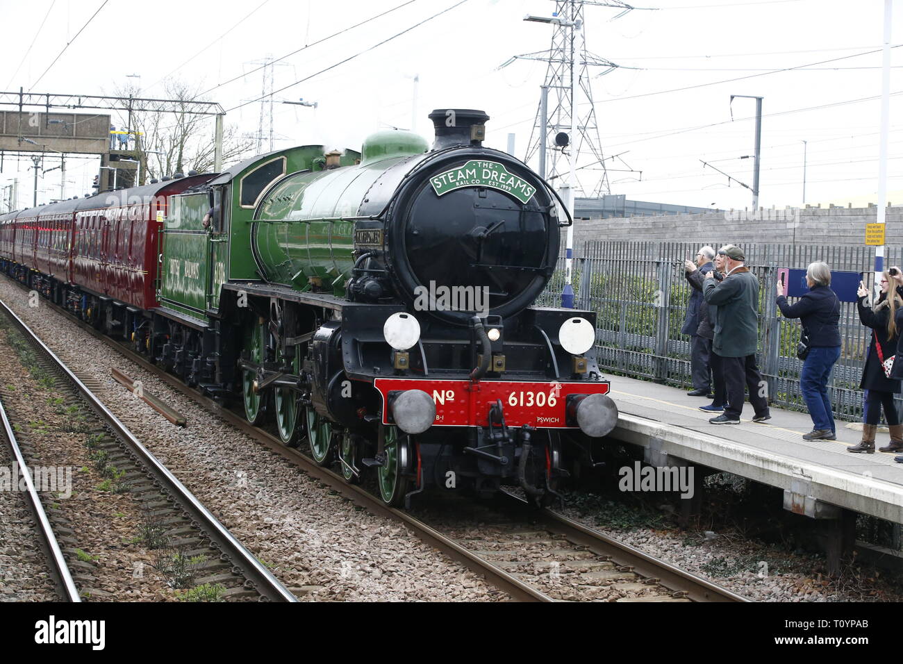 Rainham, Regno Unito. 23 marzo, 2019. Mayflower attraversando il paese di Essex lato e fermandosi a Rainham Essex stazione. Il Mayflower 61306 è uno dei due sopravvissuti di B1 locomotive classe fu costruito per il London & North Eastern Railway, 61306 Mayflower è uno dei due sopravvissuti di B1 classe locomotive. Il B1's erano concepiti come il traffico misto di locomotori in grado di tirare express treni passeggeri nonché il traffico merci. Come potente, andare ovunque i motori, il B1's ha lavorato in tutta la maggior parte del Regno Unito della rete ferroviaria da East Anglia in Scozia. Credit: Azione Foto Sport/Alamy Live News Foto Stock