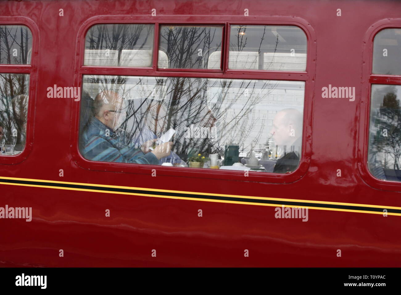 Rainham, Regno Unito. 23 marzo, 2019. Mayflower attraversando il paese di Essex lato e fermandosi a Rainham Essex stazione. Il Mayflower 61306 è uno dei due sopravvissuti di B1 locomotive classe fu costruito per il London & North Eastern Railway, 61306 Mayflower è uno dei due sopravvissuti di B1 classe locomotive. Il B1's erano concepiti come il traffico misto di locomotori in grado di tirare express treni passeggeri nonché il traffico merci. Come potente, andare ovunque i motori, il B1's ha lavorato in tutta la maggior parte del Regno Unito della rete ferroviaria da East Anglia in Scozia. Credit: Azione Foto Sport/Alamy Live News Foto Stock