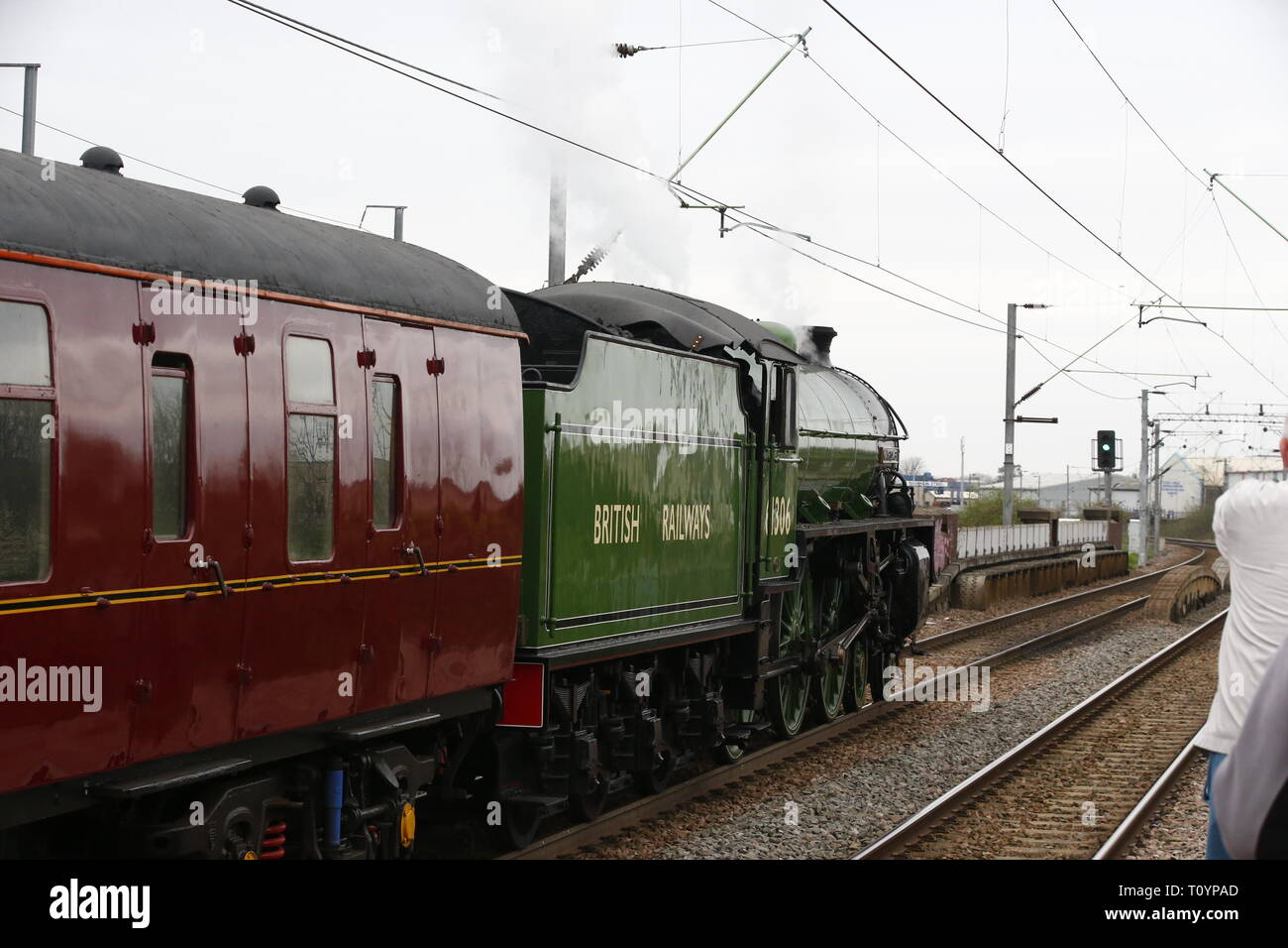 Rainham, Regno Unito. 23 marzo, 2019. Mayflower attraversando il paese di Essex lato e fermandosi a Rainham Essex stazione. Il Mayflower 61306 è uno dei due sopravvissuti di B1 locomotive classe fu costruito per il London & North Eastern Railway, 61306 Mayflower è uno dei due sopravvissuti di B1 classe locomotive. Il B1's erano concepiti come il traffico misto di locomotori in grado di tirare express treni passeggeri nonché il traffico merci. Come potente, andare ovunque i motori, il B1's ha lavorato in tutta la maggior parte del Regno Unito della rete ferroviaria da East Anglia in Scozia. Credit: Azione Foto Sport/Alamy Live News Foto Stock