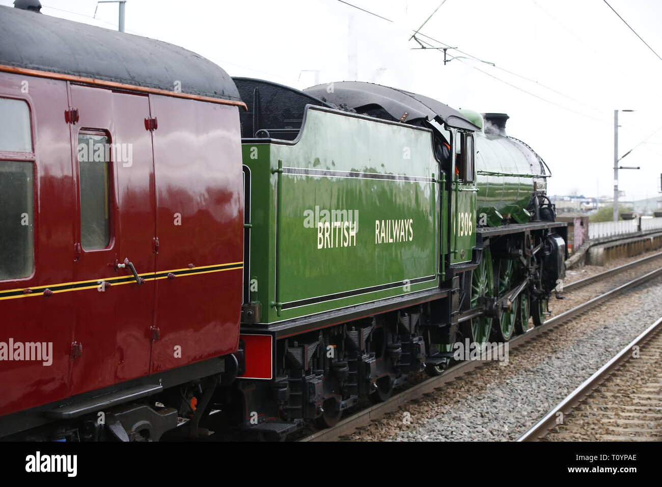 Rainham, Regno Unito. 23 marzo, 2019. Mayflower attraversando il paese di Essex lato e fermandosi a Rainham Essex stazione. Il Mayflower 61306 è uno dei due sopravvissuti di B1 locomotive classe fu costruito per il London & North Eastern Railway, 61306 Mayflower è uno dei due sopravvissuti di B1 classe locomotive. Il B1's erano concepiti come il traffico misto di locomotori in grado di tirare express treni passeggeri nonché il traffico merci. Come potente, andare ovunque i motori, il B1's ha lavorato in tutta la maggior parte del Regno Unito della rete ferroviaria da East Anglia in Scozia. Credit: Azione Foto Sport/Alamy Live News Foto Stock