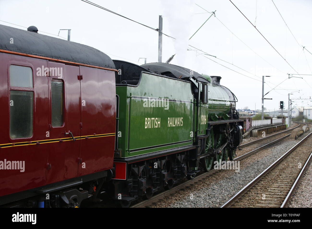 Rainham, Regno Unito. 23 marzo, 2019. Mayflower attraversando il paese di Essex lato e fermandosi a Rainham Essex stazione. Il Mayflower 61306 è uno dei due sopravvissuti di B1 locomotive classe fu costruito per il London & North Eastern Railway, 61306 Mayflower è uno dei due sopravvissuti di B1 classe locomotive. Il B1's erano concepiti come il traffico misto di locomotori in grado di tirare express treni passeggeri nonché il traffico merci. Come potente, andare ovunque i motori, il B1's ha lavorato in tutta la maggior parte del Regno Unito della rete ferroviaria da East Anglia in Scozia. Credit: Azione Foto Sport/Alamy Live News Foto Stock