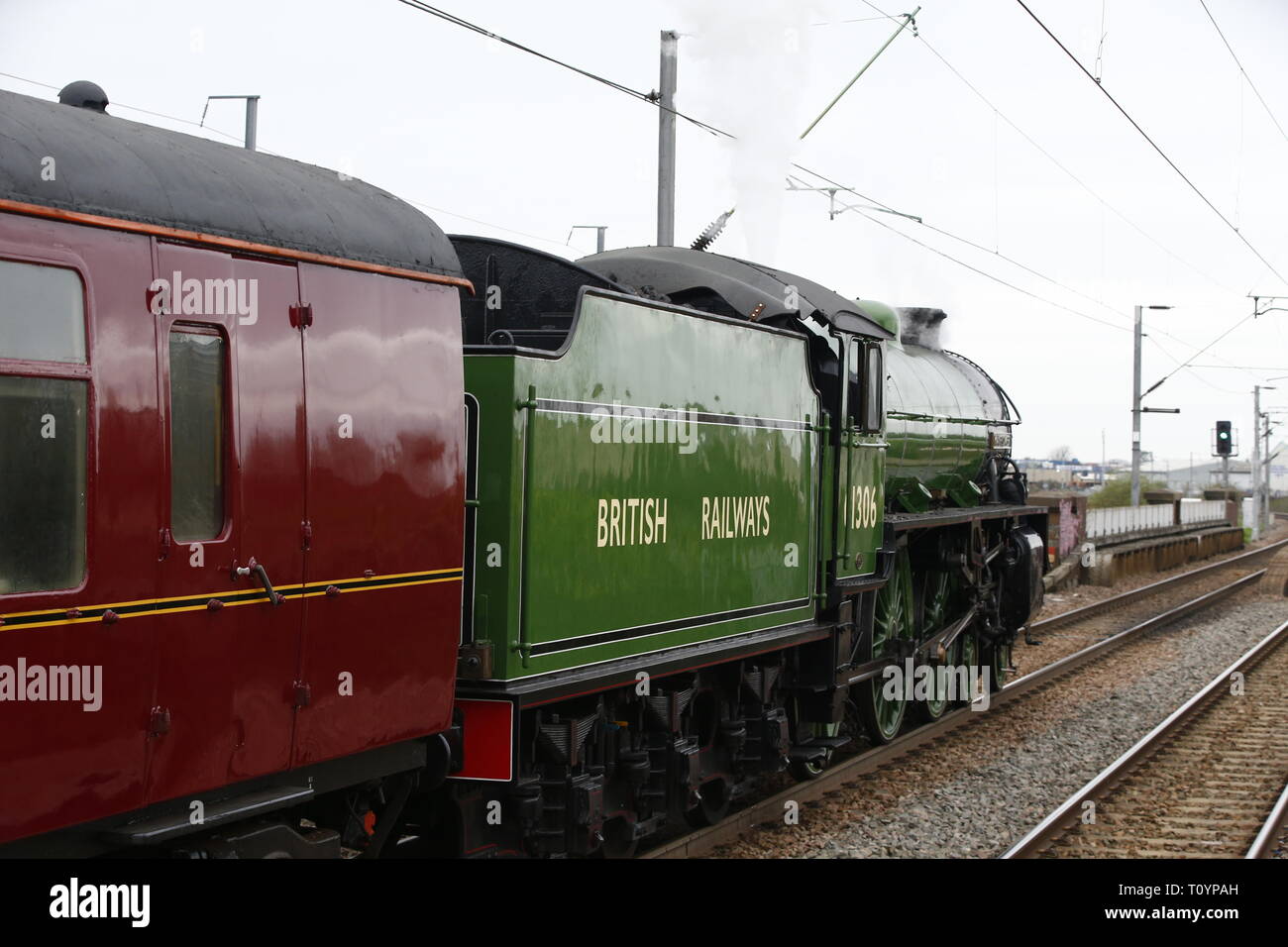 Rainham, Regno Unito. 23 marzo, 2019. Mayflower attraversando il paese di Essex lato e fermandosi a Rainham Essex stazione. Il Mayflower 61306 è uno dei due sopravvissuti di B1 locomotive classe fu costruito per il London & North Eastern Railway, 61306 Mayflower è uno dei due sopravvissuti di B1 classe locomotive. Il B1's erano concepiti come il traffico misto di locomotori in grado di tirare express treni passeggeri nonché il traffico merci. Come potente, andare ovunque i motori, il B1's ha lavorato in tutta la maggior parte del Regno Unito della rete ferroviaria da East Anglia in Scozia. Credit: Azione Foto Sport/Alamy Live News Foto Stock