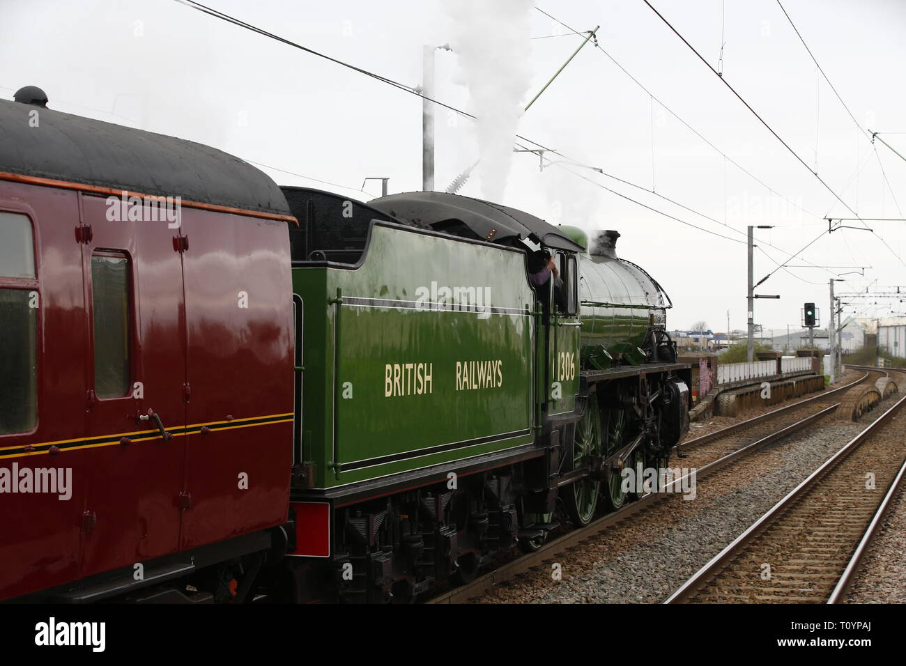 Rainham, Regno Unito. 23 marzo, 2019. Mayflower attraversando il paese di Essex lato e fermandosi a Rainham Essex stazione. Il Mayflower 61306 è uno dei due sopravvissuti di B1 locomotive classe fu costruito per il London & North Eastern Railway, 61306 Mayflower è uno dei due sopravvissuti di B1 classe locomotive. Il B1's erano concepiti come il traffico misto di locomotori in grado di tirare express treni passeggeri nonché il traffico merci. Come potente, andare ovunque i motori, il B1's ha lavorato in tutta la maggior parte del Regno Unito della rete ferroviaria da East Anglia in Scozia. Credit: Azione Foto Sport/Alamy Live News Foto Stock