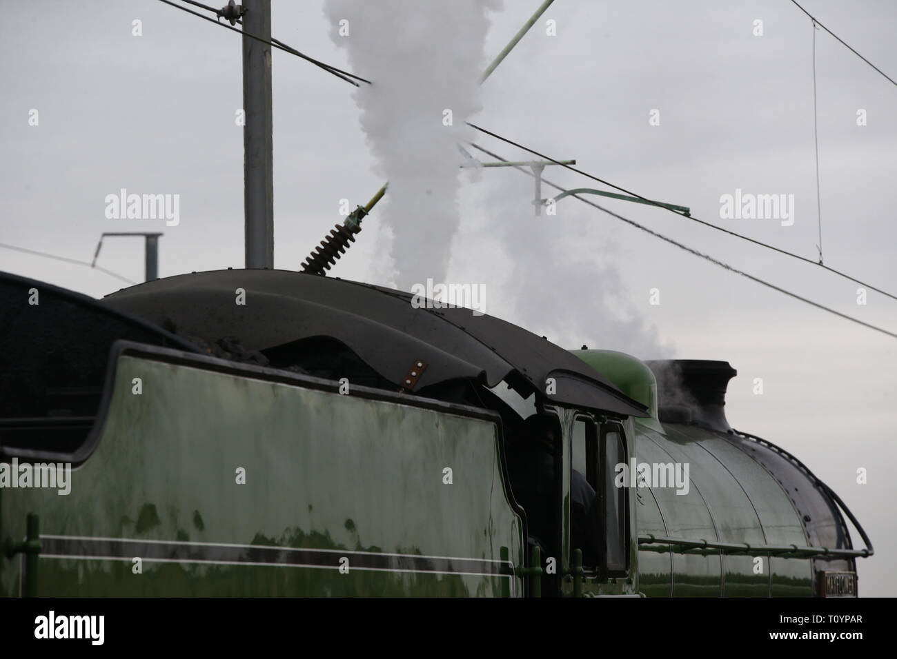 Rainham, Regno Unito. 23 marzo, 2019. Mayflower attraversando il paese di Essex lato e fermandosi a Rainham Essex stazione. Il Mayflower 61306 è uno dei due sopravvissuti di B1 locomotive classe fu costruito per il London & North Eastern Railway, 61306 Mayflower è uno dei due sopravvissuti di B1 classe locomotive. Il B1's erano concepiti come il traffico misto di locomotori in grado di tirare express treni passeggeri nonché il traffico merci. Come potente, andare ovunque i motori, il B1's ha lavorato in tutta la maggior parte del Regno Unito della rete ferroviaria da East Anglia in Scozia. Credit: Azione Foto Sport/Alamy Live News Foto Stock