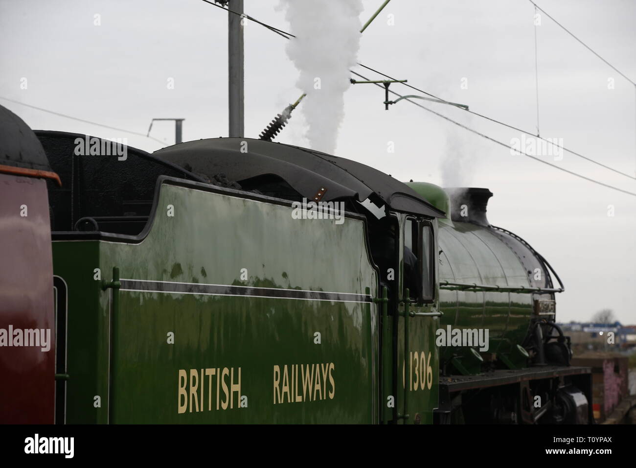 Rainham, Regno Unito. 23 marzo, 2019. Mayflower attraversando il paese di Essex lato e fermandosi a Rainham Essex stazione. Il Mayflower 61306 è uno dei due sopravvissuti di B1 locomotive classe fu costruito per il London & North Eastern Railway, 61306 Mayflower è uno dei due sopravvissuti di B1 classe locomotive. Il B1's erano concepiti come il traffico misto di locomotori in grado di tirare express treni passeggeri nonché il traffico merci. Come potente, andare ovunque i motori, il B1's ha lavorato in tutta la maggior parte del Regno Unito della rete ferroviaria da East Anglia in Scozia. Credit: Azione Foto Sport/Alamy Live News Foto Stock