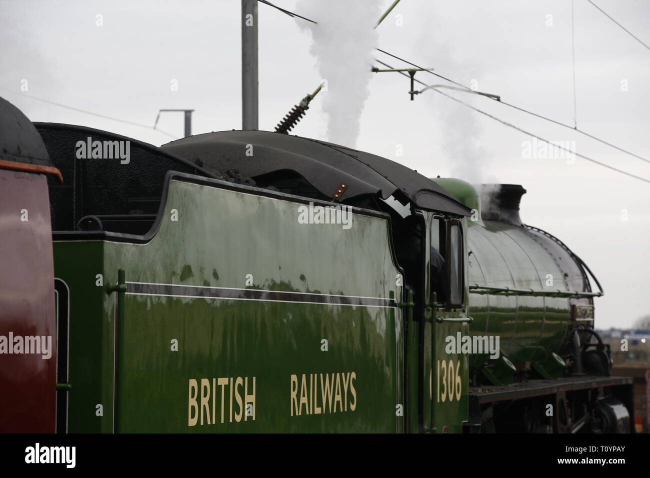 Rainham, Regno Unito. 23 marzo, 2019. Mayflower attraversando il paese di Essex lato e fermandosi a Rainham Essex stazione. Il Mayflower 61306 è uno dei due sopravvissuti di B1 locomotive classe fu costruito per il London & North Eastern Railway, 61306 Mayflower è uno dei due sopravvissuti di B1 classe locomotive. Il B1's erano concepiti come il traffico misto di locomotori in grado di tirare express treni passeggeri nonché il traffico merci. Come potente, andare ovunque i motori, il B1's ha lavorato in tutta la maggior parte del Regno Unito della rete ferroviaria da East Anglia in Scozia. Credit: Azione Foto Sport/Alamy Live News Foto Stock