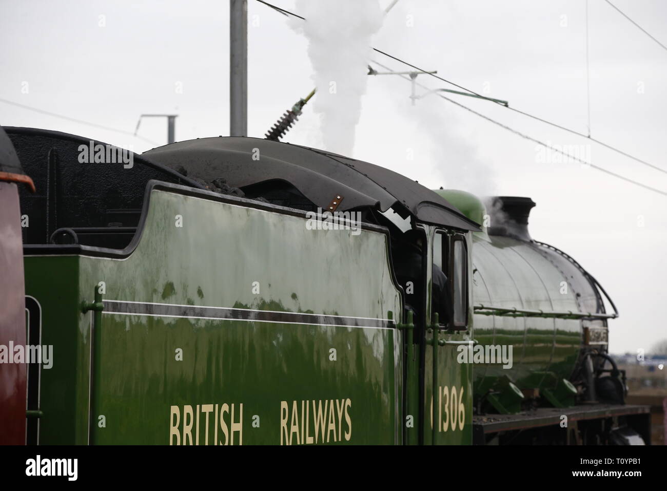 Rainham, Regno Unito. 23 marzo, 2019. Mayflower attraversando il paese di Essex lato e fermandosi a Rainham Essex stazione. Il Mayflower 61306 è uno dei due sopravvissuti di B1 locomotive classe fu costruito per il London & North Eastern Railway, 61306 Mayflower è uno dei due sopravvissuti di B1 classe locomotive. Il B1's erano concepiti come il traffico misto di locomotori in grado di tirare express treni passeggeri nonché il traffico merci. Come potente, andare ovunque i motori, il B1's ha lavorato in tutta la maggior parte del Regno Unito della rete ferroviaria da East Anglia in Scozia. Credit: Azione Foto Sport/Alamy Live News Foto Stock