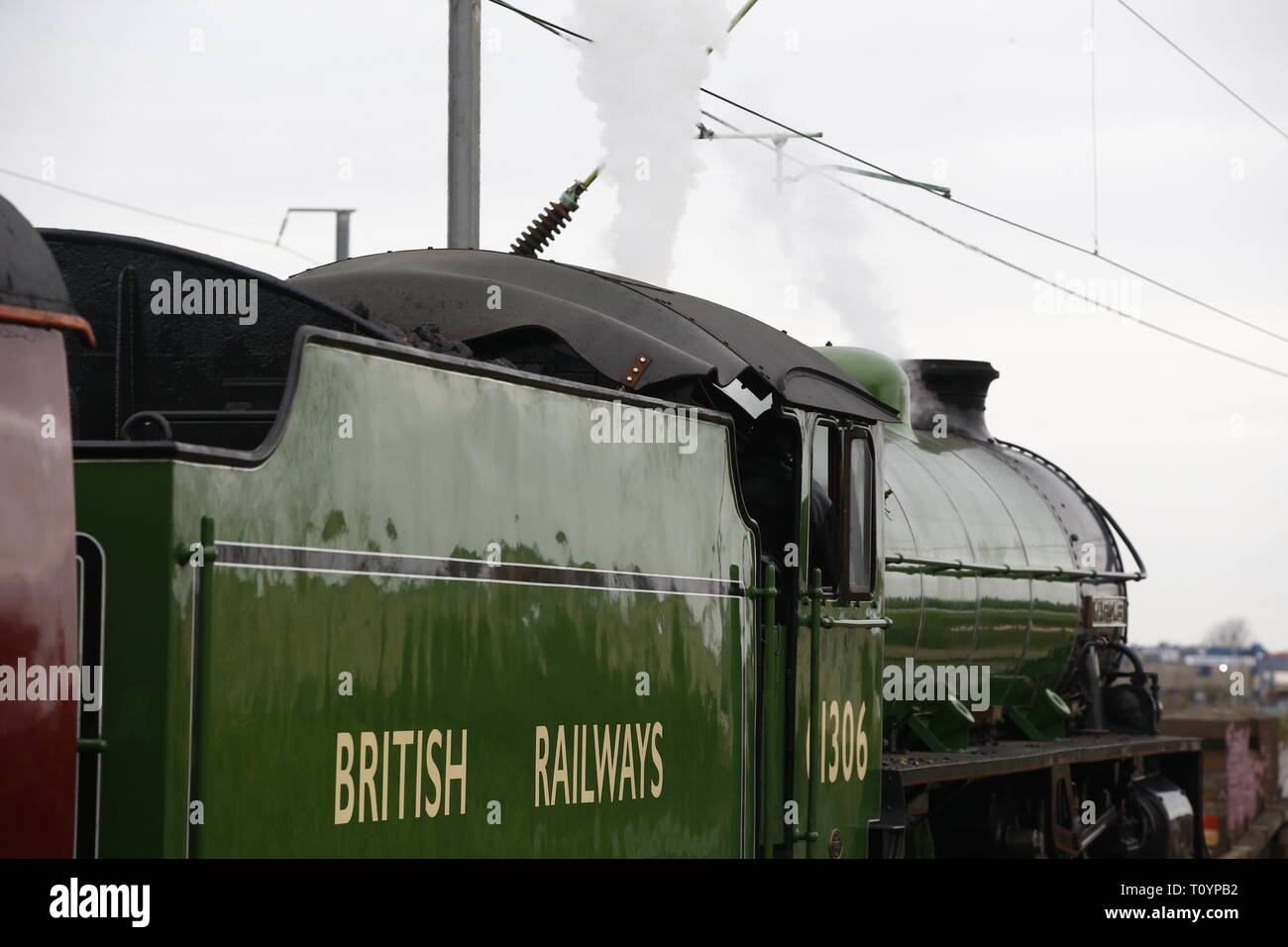 Rainham, Regno Unito. 23 marzo, 2019. Mayflower attraversando il paese di Essex lato e fermandosi a Rainham Essex stazione. Il Mayflower 61306 è uno dei due sopravvissuti di B1 locomotive classe fu costruito per il London & North Eastern Railway, 61306 Mayflower è uno dei due sopravvissuti di B1 classe locomotive. Il B1's erano concepiti come il traffico misto di locomotori in grado di tirare express treni passeggeri nonché il traffico merci. Come potente, andare ovunque i motori, il B1's ha lavorato in tutta la maggior parte del Regno Unito della rete ferroviaria da East Anglia in Scozia. Credit: Azione Foto Sport/Alamy Live News Foto Stock