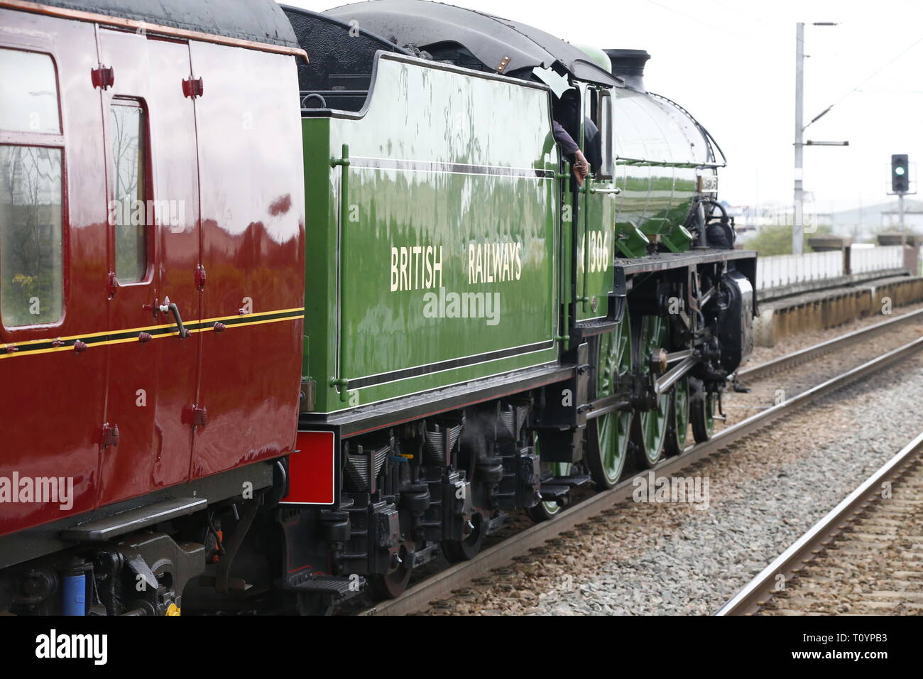 Rainham, Regno Unito. 23 marzo, 2019. Mayflower attraversando il paese di Essex lato e fermandosi a Rainham Essex stazione. Il Mayflower 61306 è uno dei due sopravvissuti di B1 locomotive classe fu costruito per il London & North Eastern Railway, 61306 Mayflower è uno dei due sopravvissuti di B1 classe locomotive. Il B1's erano concepiti come il traffico misto di locomotori in grado di tirare express treni passeggeri nonché il traffico merci. Come potente, andare ovunque i motori, il B1's ha lavorato in tutta la maggior parte del Regno Unito della rete ferroviaria da East Anglia in Scozia. Credit: Azione Foto Sport/Alamy Live News Foto Stock