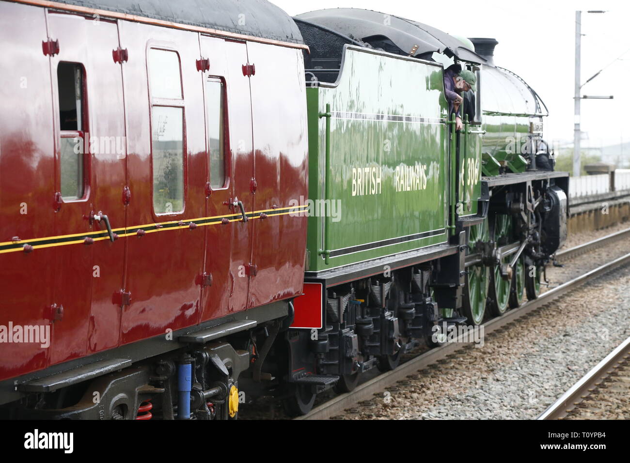 Rainham, Regno Unito. 23 marzo, 2019. Mayflower attraversando il paese di Essex lato e fermandosi a Rainham Essex stazione. Il Mayflower 61306 è uno dei due sopravvissuti di B1 locomotive classe fu costruito per il London & North Eastern Railway, 61306 Mayflower è uno dei due sopravvissuti di B1 classe locomotive. Il B1's erano concepiti come il traffico misto di locomotori in grado di tirare express treni passeggeri nonché il traffico merci. Come potente, andare ovunque i motori, il B1's ha lavorato in tutta la maggior parte del Regno Unito della rete ferroviaria da East Anglia in Scozia. Credit: Azione Foto Sport/Alamy Live News Foto Stock