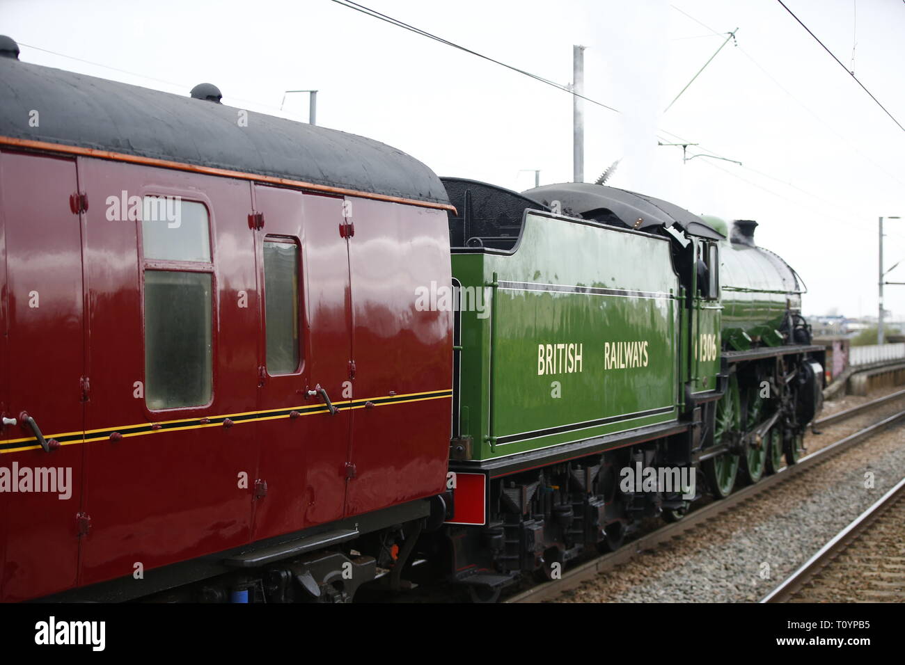 Rainham, Regno Unito. 23 marzo, 2019. Mayflower attraversando il paese di Essex lato e fermandosi a Rainham Essex stazione. Il Mayflower 61306 è uno dei due sopravvissuti di B1 locomotive classe fu costruito per il London & North Eastern Railway, 61306 Mayflower è uno dei due sopravvissuti di B1 classe locomotive. Il B1's erano concepiti come il traffico misto di locomotori in grado di tirare express treni passeggeri nonché il traffico merci. Come potente, andare ovunque i motori, il B1's ha lavorato in tutta la maggior parte del Regno Unito della rete ferroviaria da East Anglia in Scozia. Credit: Azione Foto Sport/Alamy Live News Foto Stock