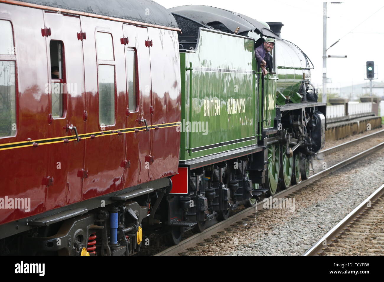 Rainham, Regno Unito. 23 marzo, 2019. Mayflower attraversando il paese di Essex lato e fermandosi a Rainham Essex stazione. Il Mayflower 61306 è uno dei due sopravvissuti di B1 locomotive classe fu costruito per il London & North Eastern Railway, 61306 Mayflower è uno dei due sopravvissuti di B1 classe locomotive. Il B1's erano concepiti come il traffico misto di locomotori in grado di tirare express treni passeggeri nonché il traffico merci. Come potente, andare ovunque i motori, il B1's ha lavorato in tutta la maggior parte del Regno Unito della rete ferroviaria da East Anglia in Scozia. Credit: Azione Foto Sport/Alamy Live News Foto Stock