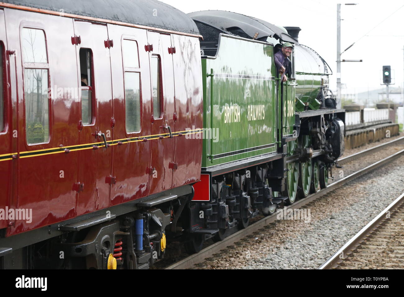 Rainham, Regno Unito. 23 marzo, 2019. Mayflower attraversando il paese di Essex lato e fermandosi a Rainham Essex stazione. Il Mayflower 61306 è uno dei due sopravvissuti di B1 locomotive classe fu costruito per il London & North Eastern Railway, 61306 Mayflower è uno dei due sopravvissuti di B1 classe locomotive. Il B1's erano concepiti come il traffico misto di locomotori in grado di tirare express treni passeggeri nonché il traffico merci. Come potente, andare ovunque i motori, il B1's ha lavorato in tutta la maggior parte del Regno Unito della rete ferroviaria da East Anglia in Scozia. Credit: Azione Foto Sport/Alamy Live News Foto Stock