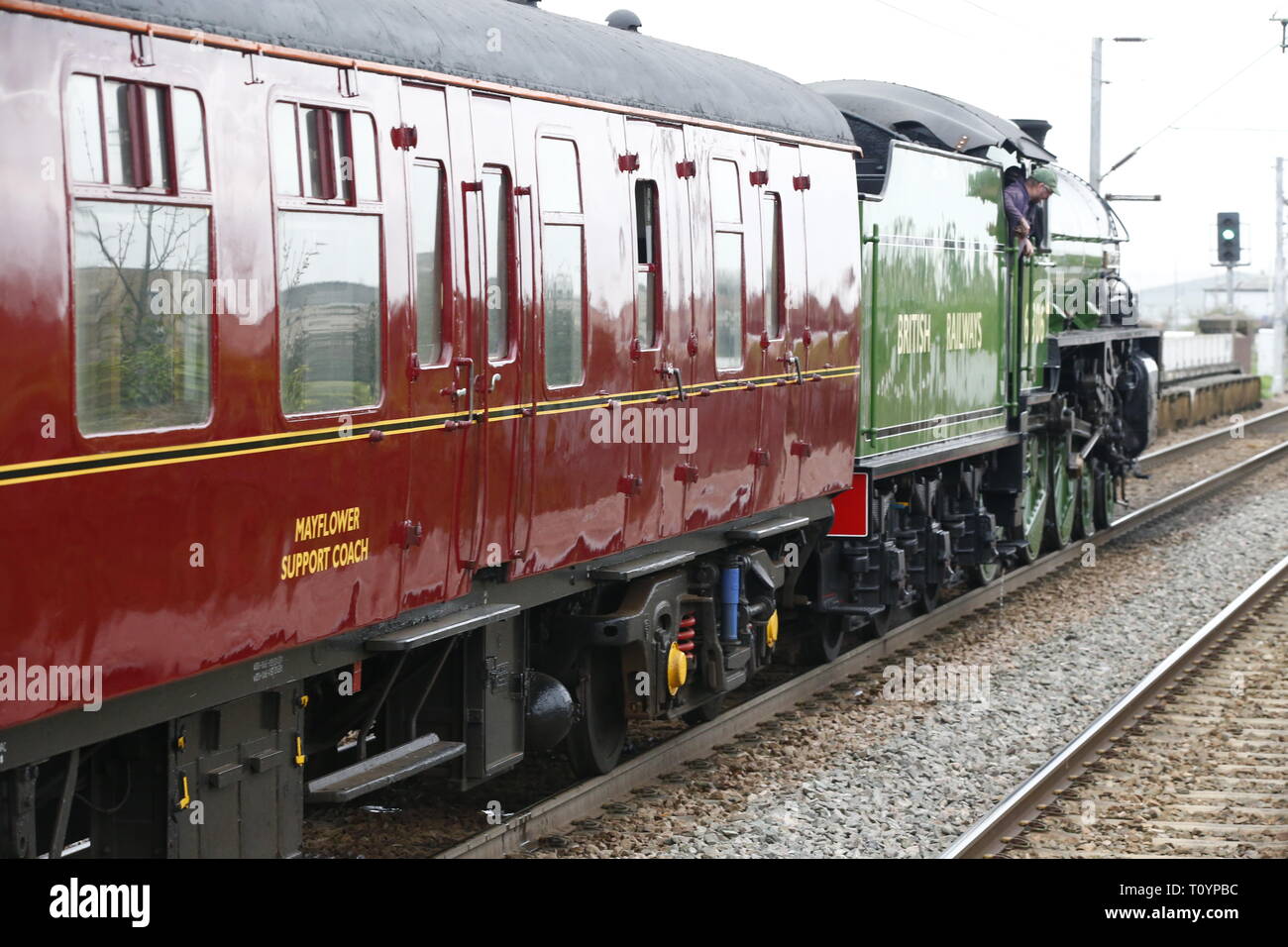 Rainham, Regno Unito. 23 marzo, 2019. Mayflower attraversando il paese di Essex lato e fermandosi a Rainham Essex stazione. Il Mayflower 61306 è uno dei due sopravvissuti di B1 locomotive classe fu costruito per il London & North Eastern Railway, 61306 Mayflower è uno dei due sopravvissuti di B1 classe locomotive. Il B1's erano concepiti come il traffico misto di locomotori in grado di tirare express treni passeggeri nonché il traffico merci. Come potente, andare ovunque i motori, il B1's ha lavorato in tutta la maggior parte del Regno Unito della rete ferroviaria da East Anglia in Scozia. Credit: Azione Foto Sport/Alamy Live News Foto Stock