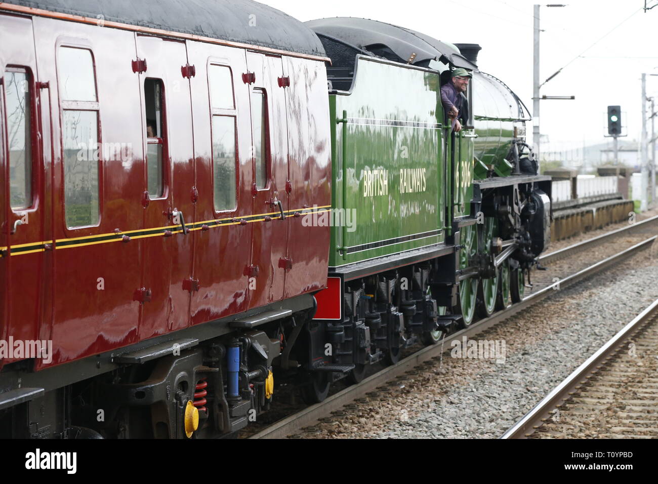 Rainham, Regno Unito. 23 marzo, 2019. Mayflower attraversando il paese di Essex lato e fermandosi a Rainham Essex stazione. Il Mayflower 61306 è uno dei due sopravvissuti di B1 locomotive classe fu costruito per il London & North Eastern Railway, 61306 Mayflower è uno dei due sopravvissuti di B1 classe locomotive. Il B1's erano concepiti come il traffico misto di locomotori in grado di tirare express treni passeggeri nonché il traffico merci. Come potente, andare ovunque i motori, il B1's ha lavorato in tutta la maggior parte del Regno Unito della rete ferroviaria da East Anglia in Scozia. Credit: Azione Foto Sport/Alamy Live News Foto Stock