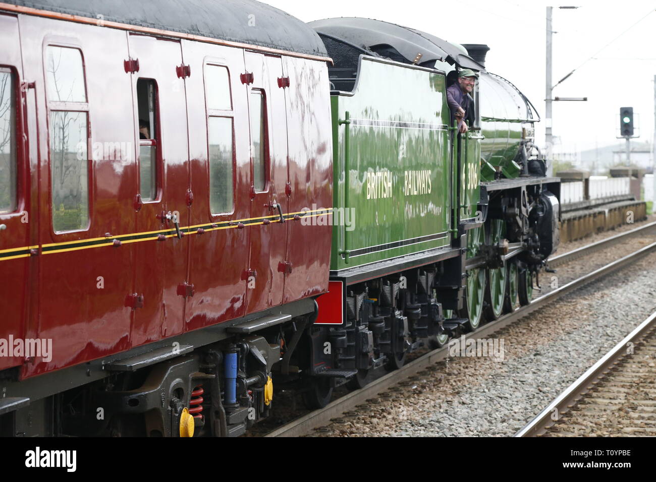 Rainham, Regno Unito. 23 marzo, 2019. Mayflower attraversando il paese di Essex lato e fermandosi a Rainham Essex stazione. Il Mayflower 61306 è uno dei due sopravvissuti di B1 locomotive classe fu costruito per il London & North Eastern Railway, 61306 Mayflower è uno dei due sopravvissuti di B1 classe locomotive. Il B1's erano concepiti come il traffico misto di locomotori in grado di tirare express treni passeggeri nonché il traffico merci. Come potente, andare ovunque i motori, il B1's ha lavorato in tutta la maggior parte del Regno Unito della rete ferroviaria da East Anglia in Scozia. Credit: Azione Foto Sport/Alamy Live News Foto Stock