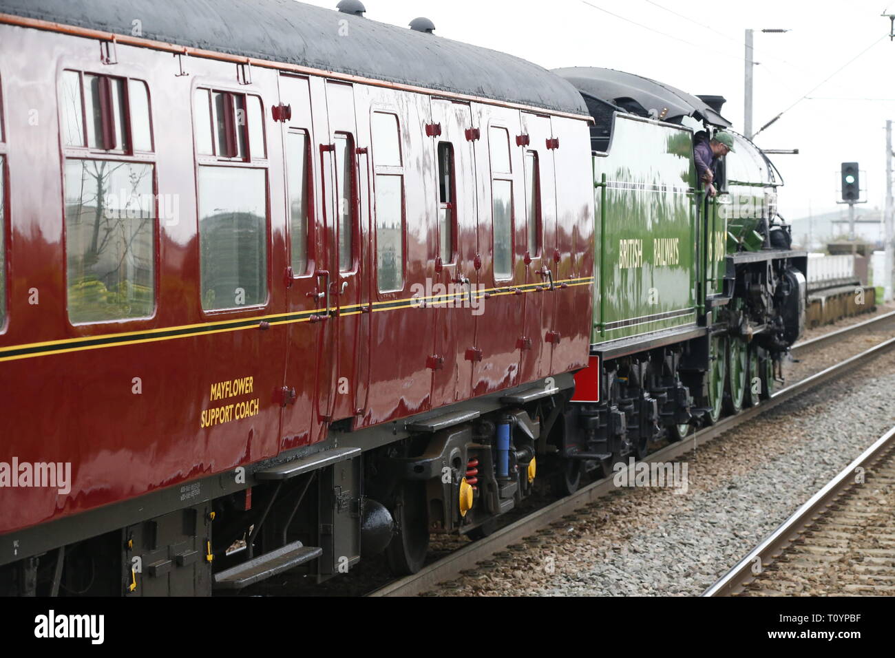Rainham, Regno Unito. 23 marzo, 2019. Mayflower attraversando il paese di Essex lato e fermandosi a Rainham Essex stazione. Il Mayflower 61306 è uno dei due sopravvissuti di B1 locomotive classe fu costruito per il London & North Eastern Railway, 61306 Mayflower è uno dei due sopravvissuti di B1 classe locomotive. Il B1's erano concepiti come il traffico misto di locomotori in grado di tirare express treni passeggeri nonché il traffico merci. Come potente, andare ovunque i motori, il B1's ha lavorato in tutta la maggior parte del Regno Unito della rete ferroviaria da East Anglia in Scozia. Credit: Azione Foto Sport/Alamy Live News Foto Stock
